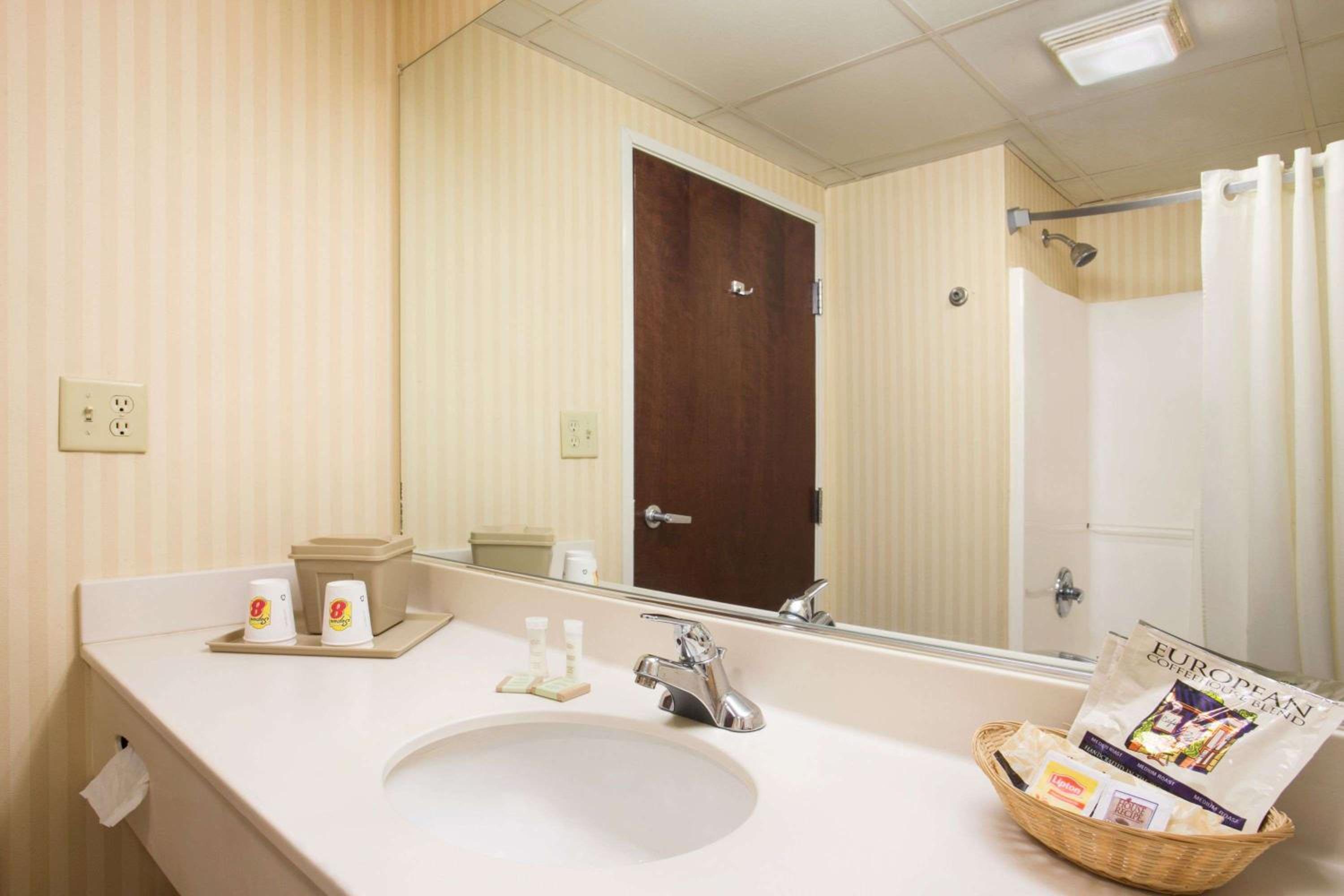 Deluxe King Suite - Photo 5