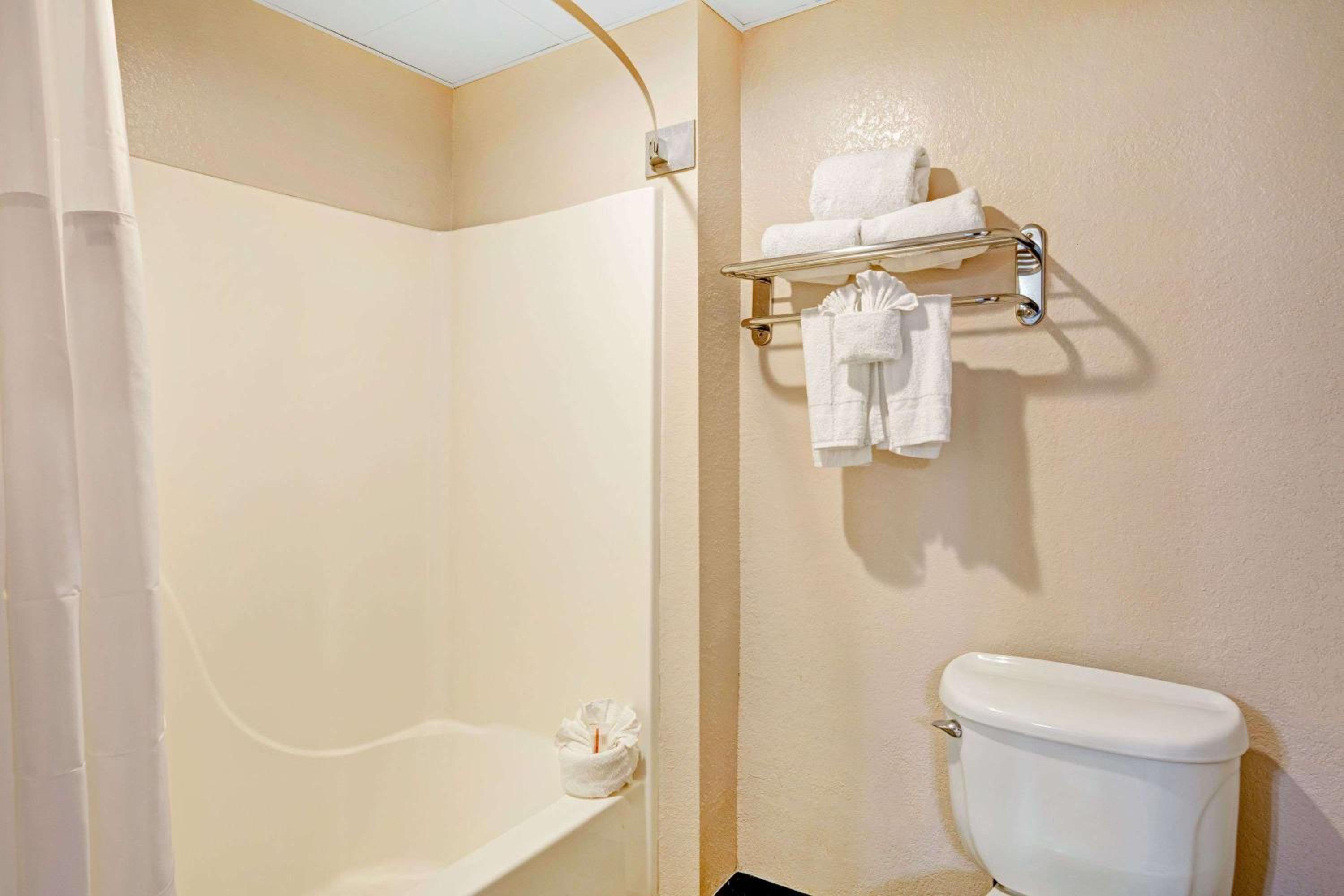 King Room - Non-Smoking - Photo 2
