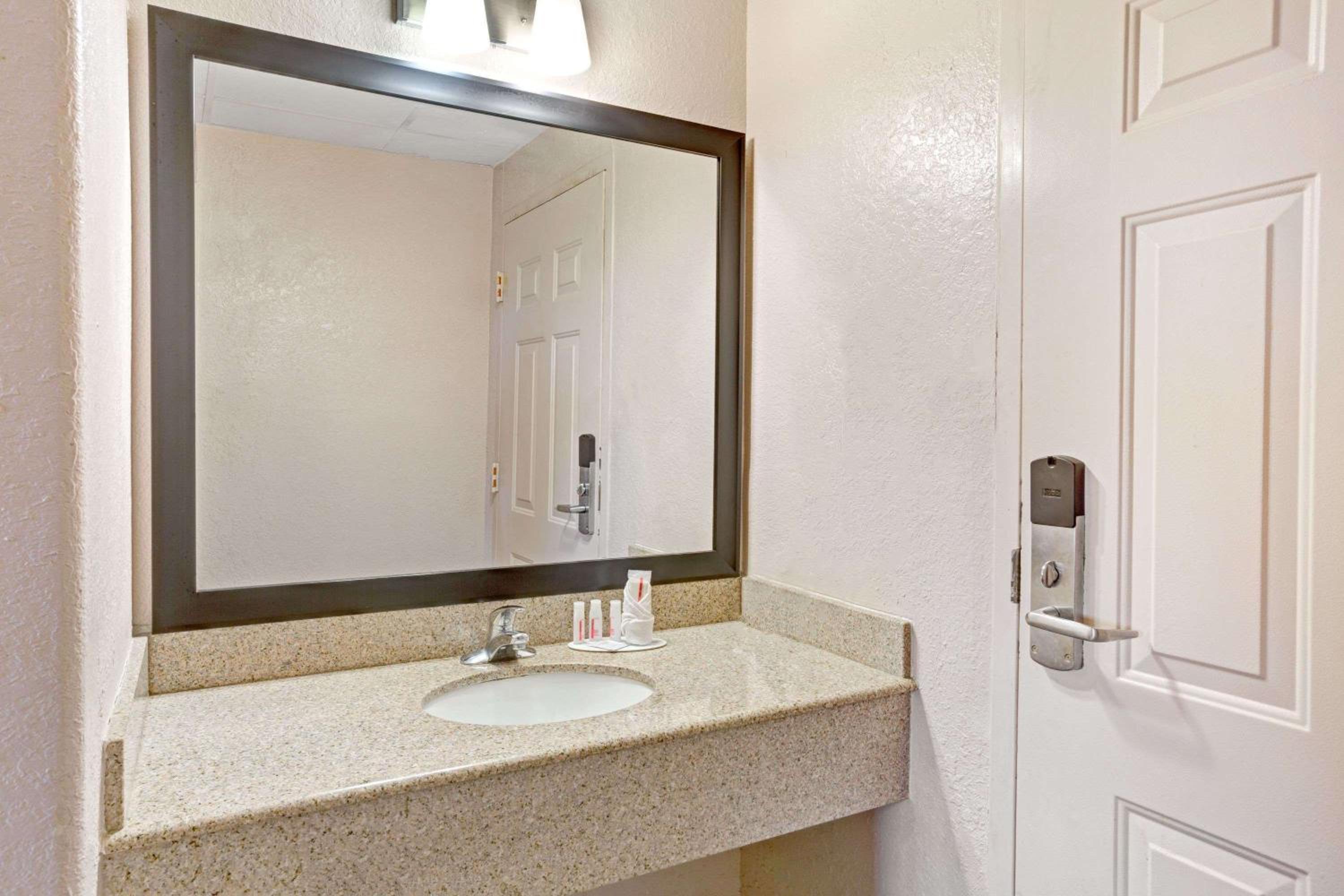 King Room - Non-Smoking - Photo 3