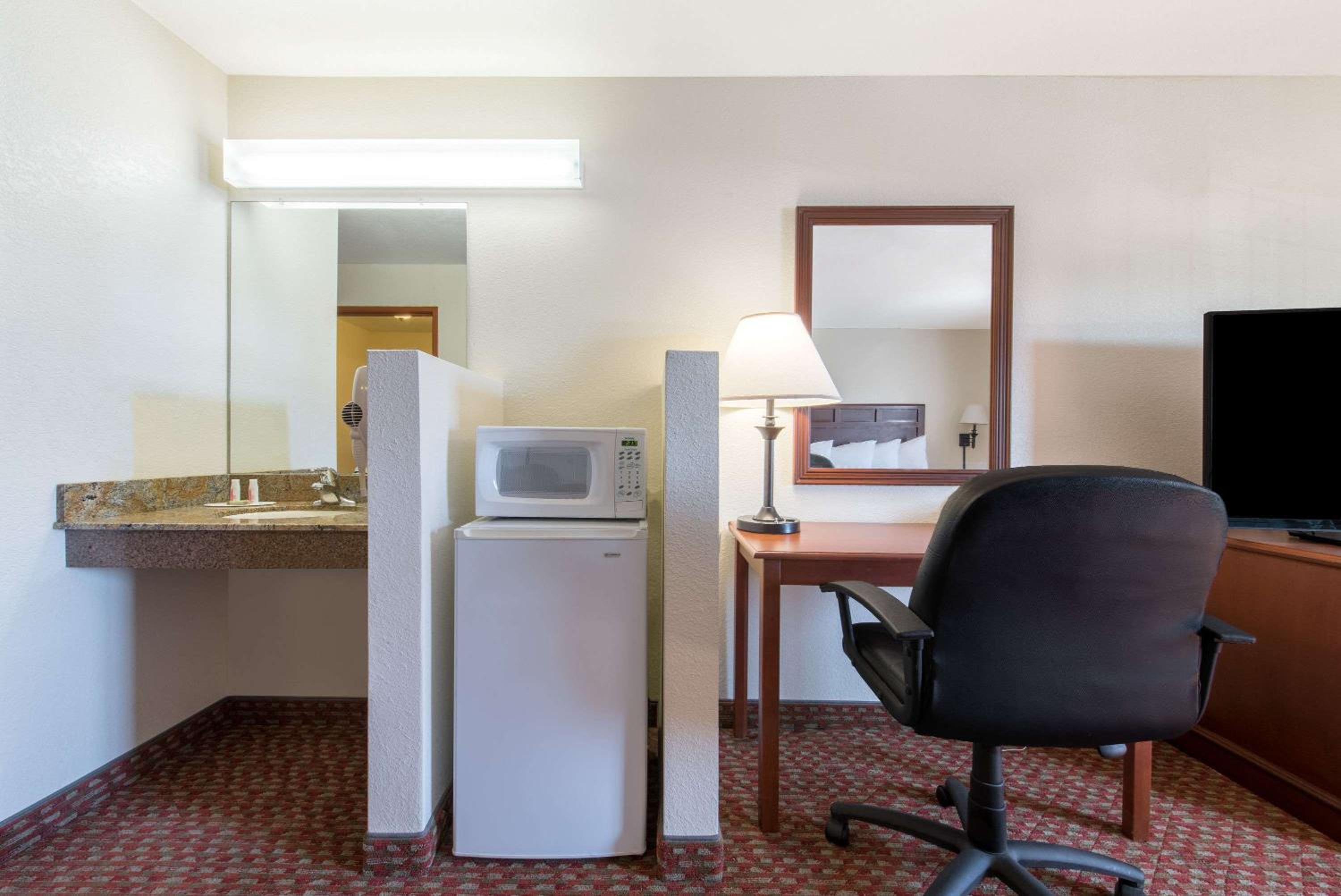 King Suite - Non-Smoking - Photo 1