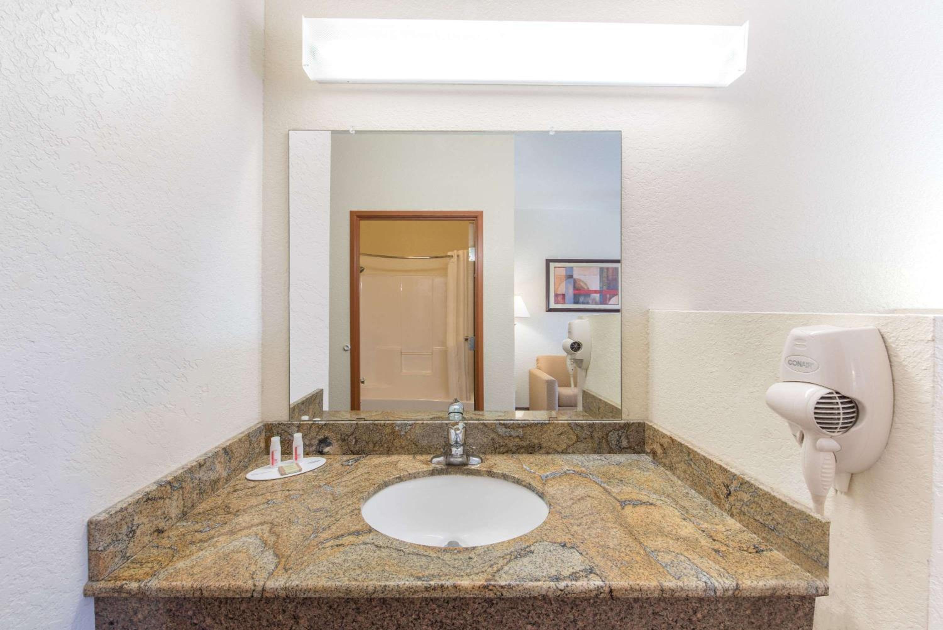King Suite - Non-Smoking - Photo 2