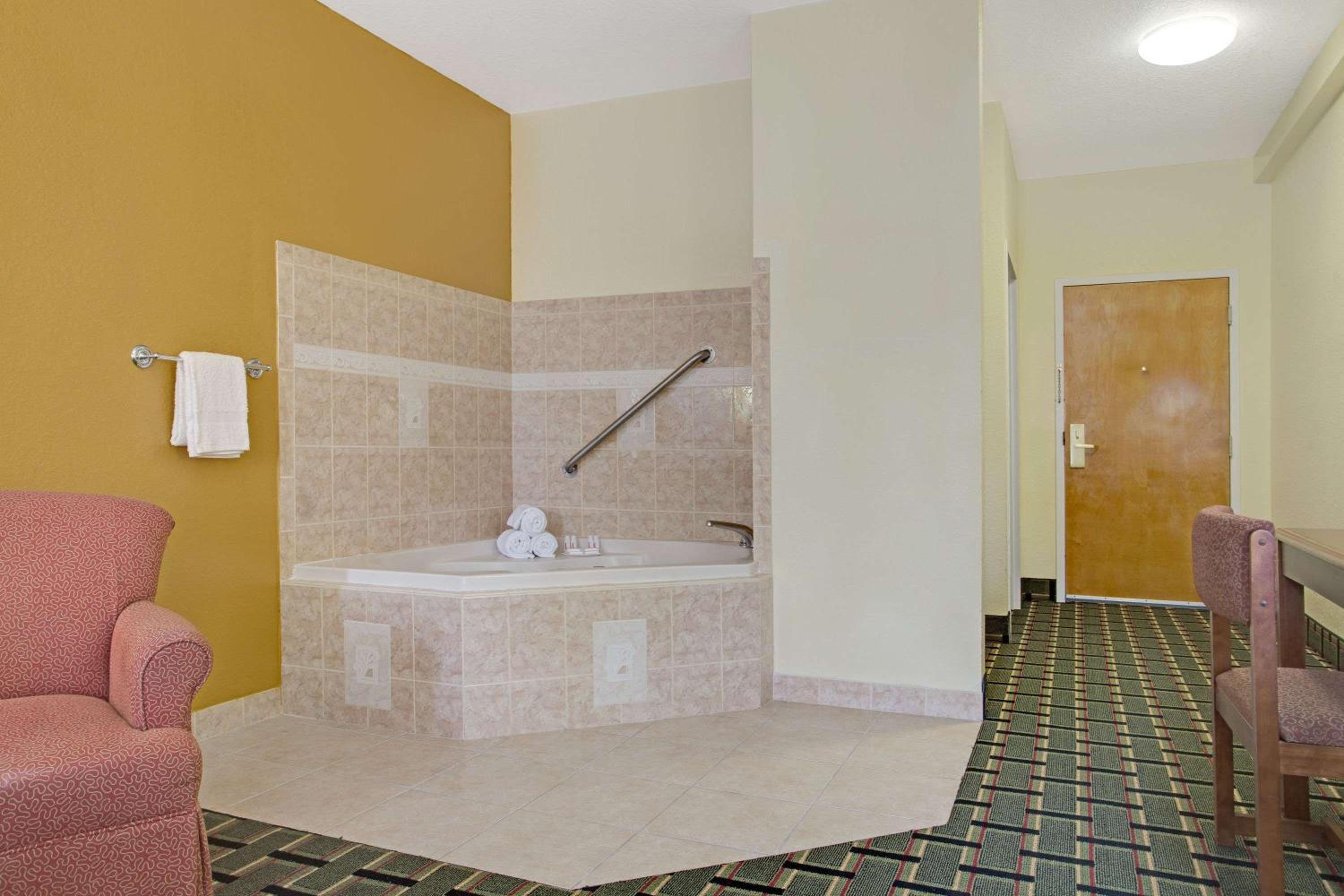 Deluxe King Studio Suite With Jetted Tub - Smoking