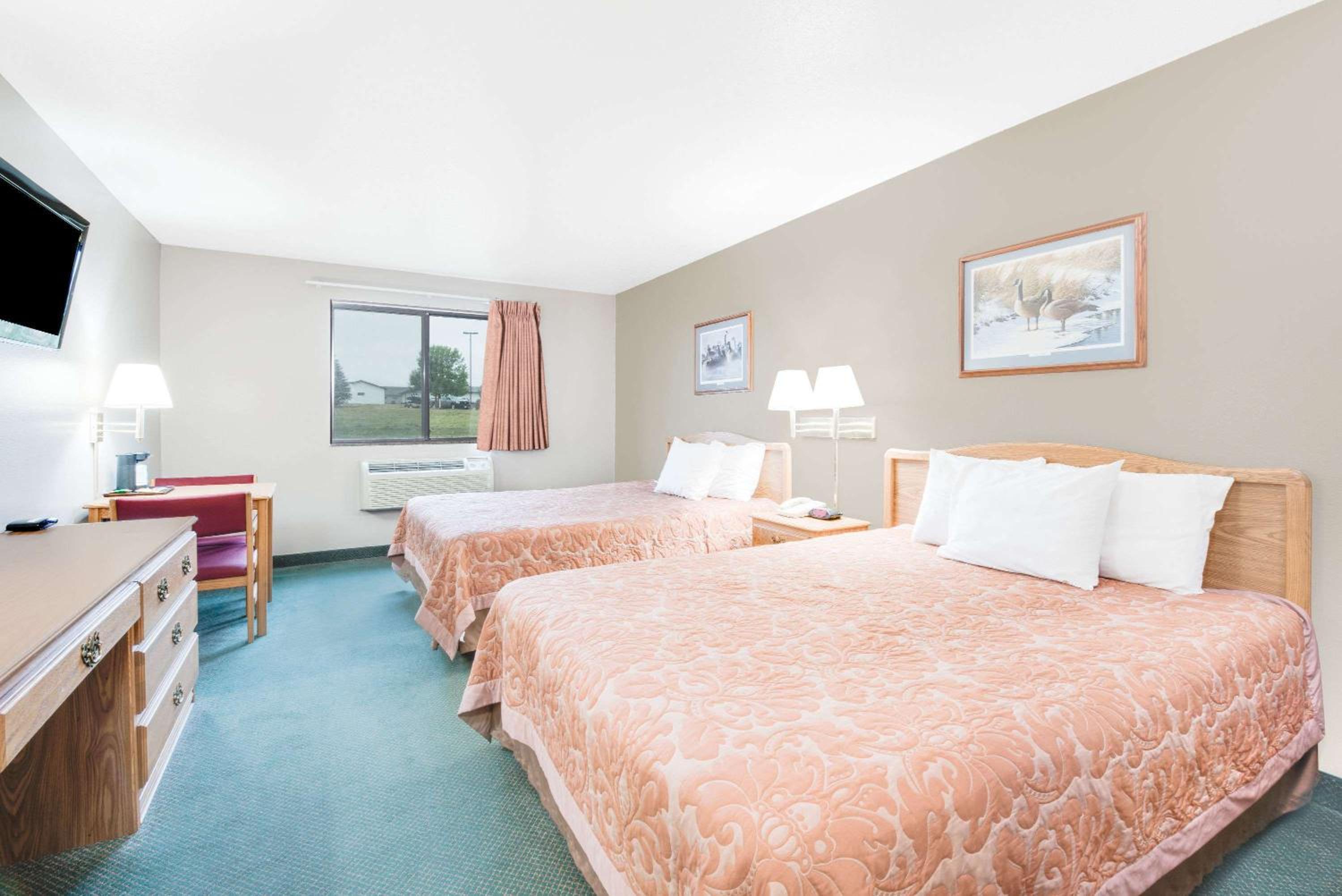 Queen Room with Two Queen Beds - Non-Smoking photo 2
