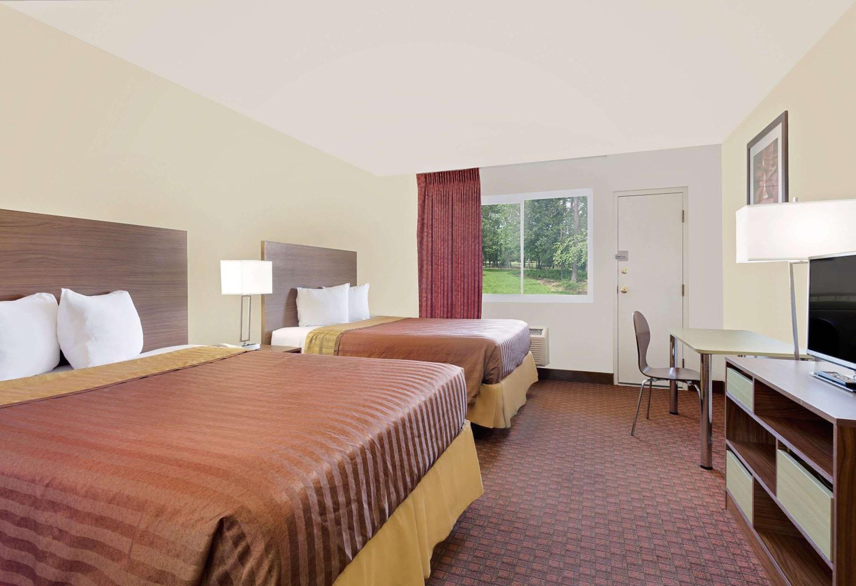 Queen Room with Two Queen Beds - Non-Smoking - Photo 1