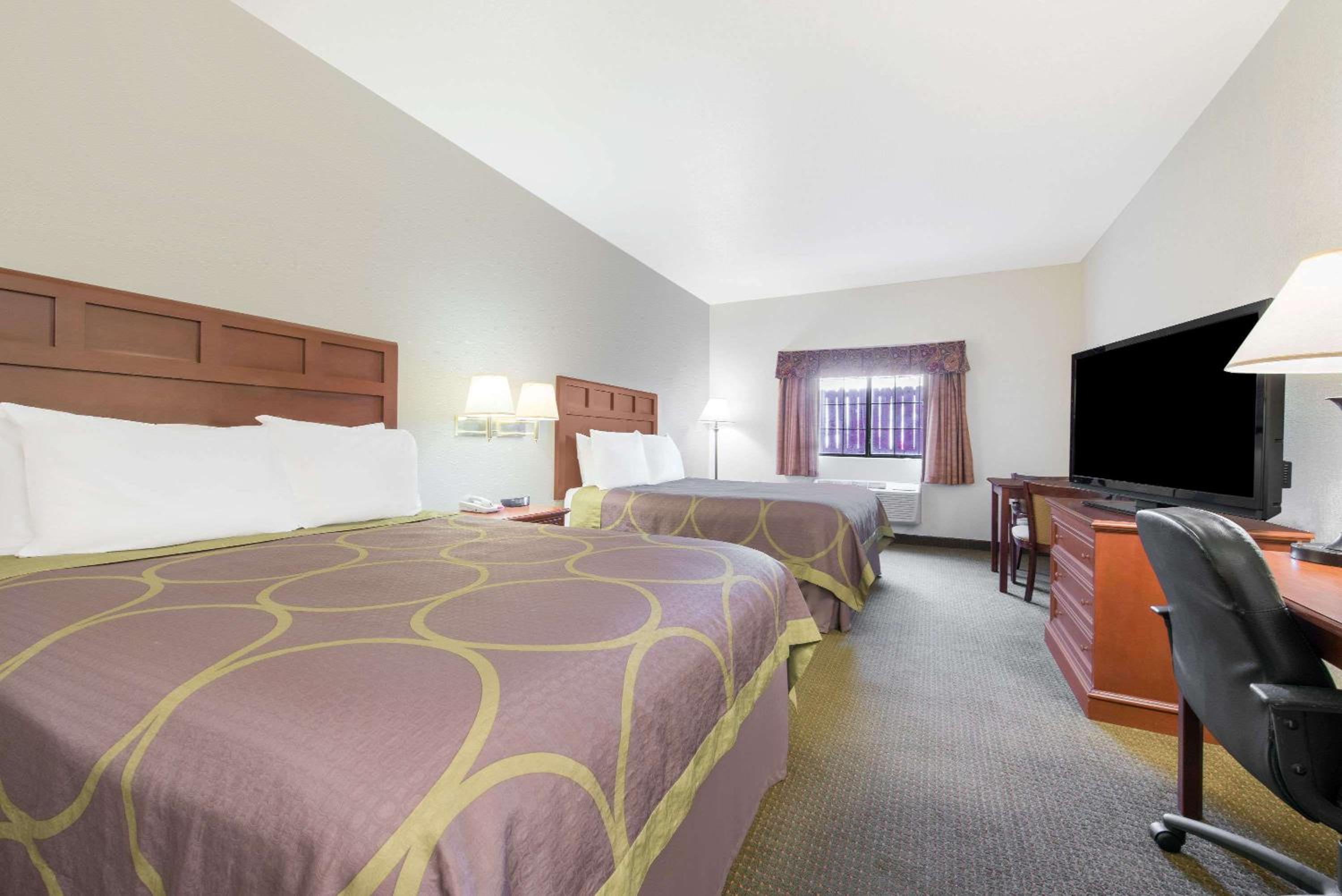 Queen Room with Two Queen Beds - Non-Smoking - Photo 3