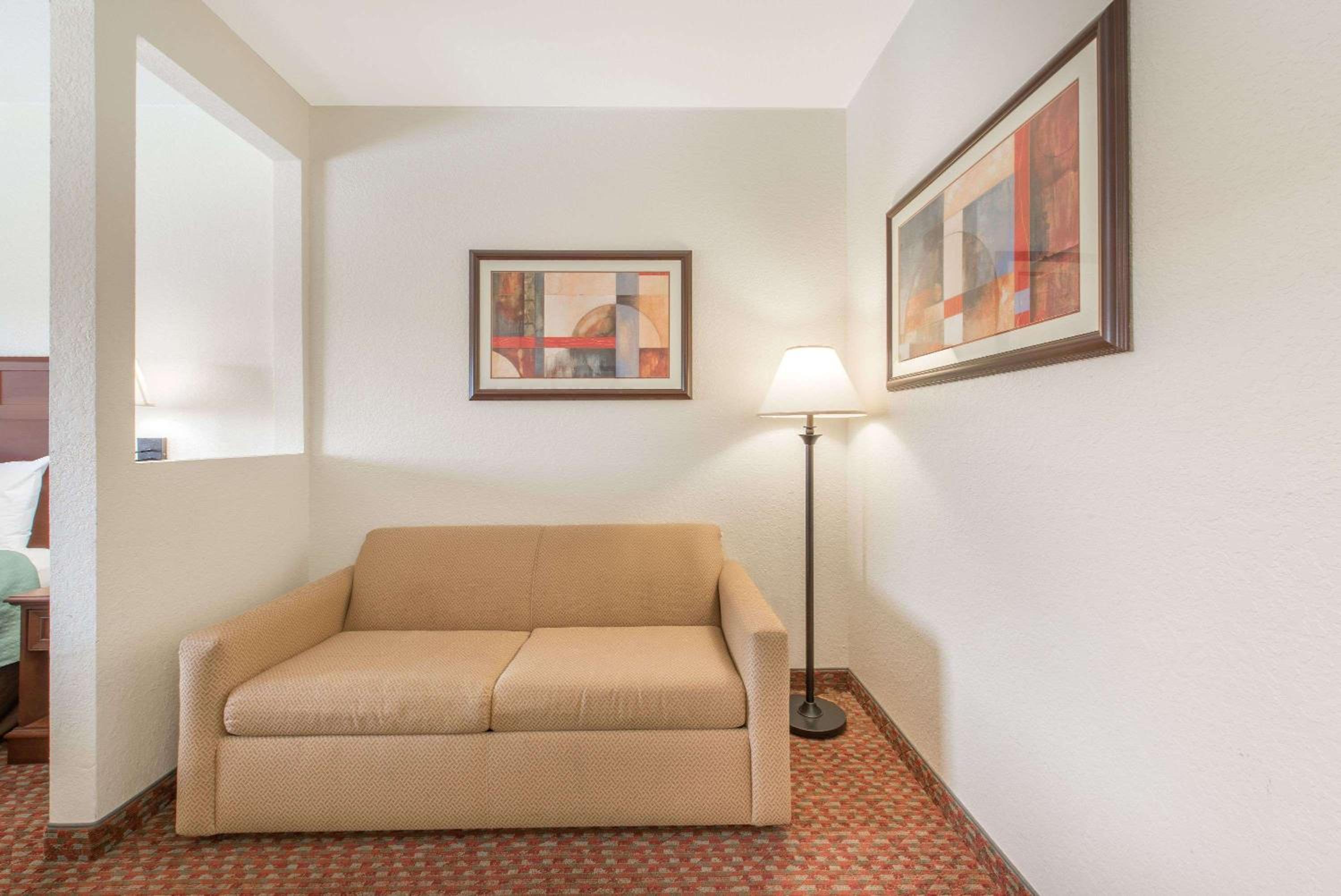 King Suite - Non-Smoking - Photo 3