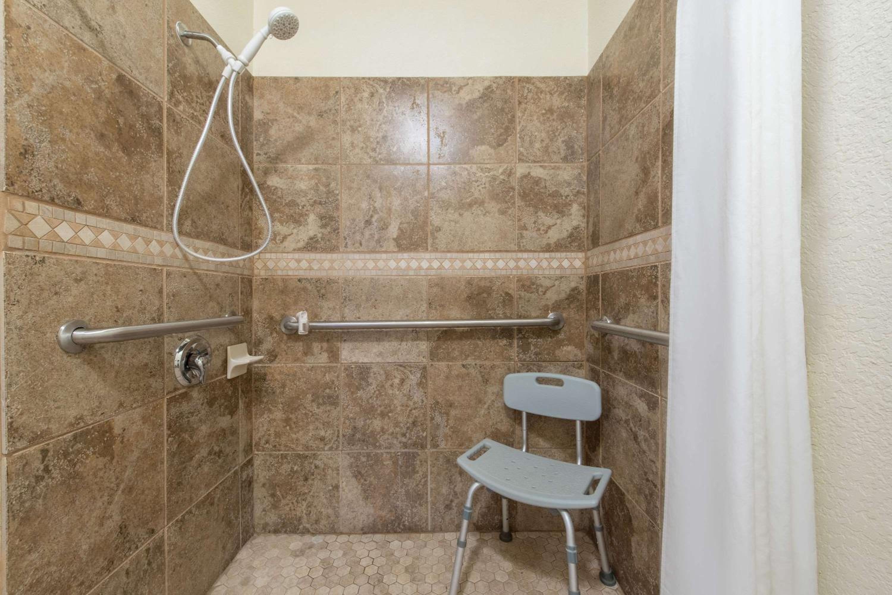 1 King Bed, Mobilty/Hearing Accessible Room, Bathtub w/Grab Bars, Non-Smoking - Photo 7