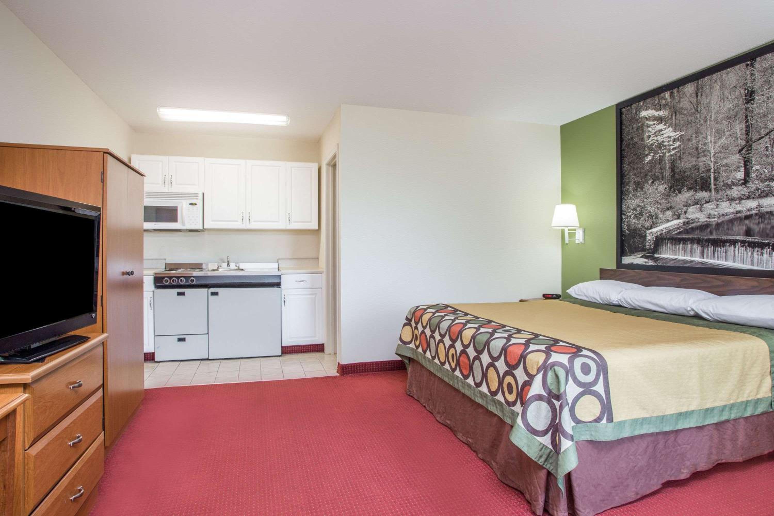 Deluxe King Room - Non-Smoking - Photo 4