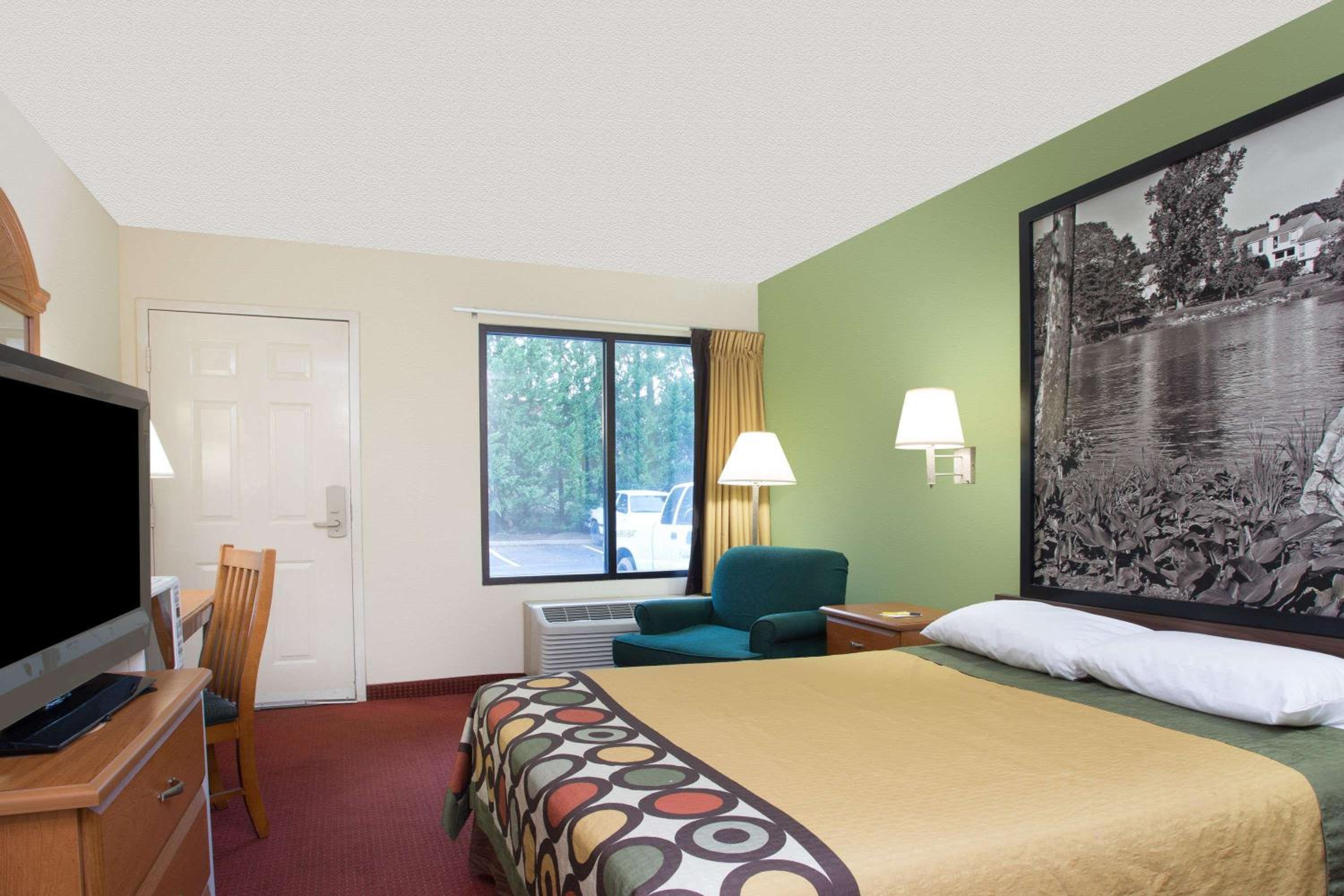 Queen Room - Non-Smoking - Photo 2