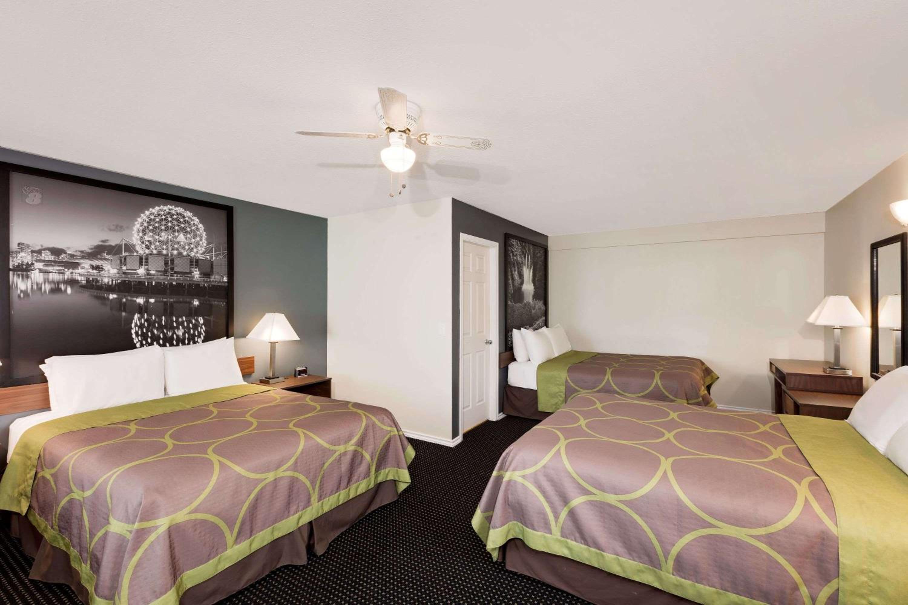 Family Queen Room with Three Queen Beds - Non-Smoking - Photo 3