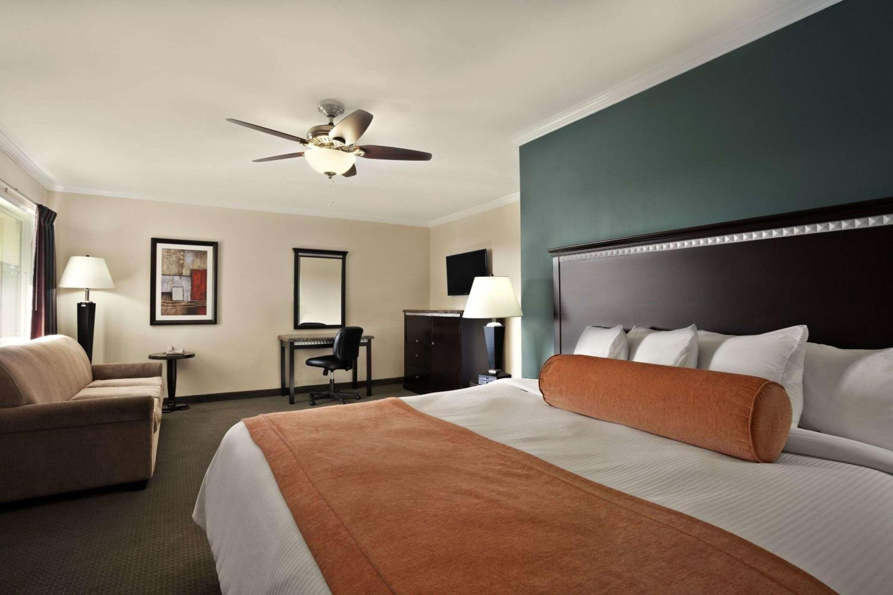 Suite with Three Queen Beds Nonsmoking photo 1