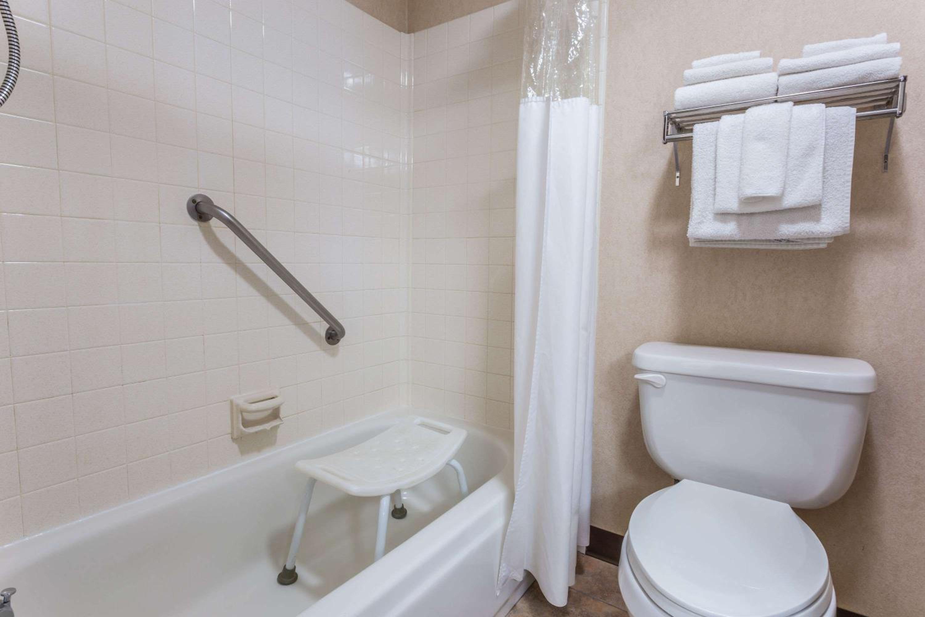 Deluxe Queen Room - Disability Access - Non-Smoking - Photo 2