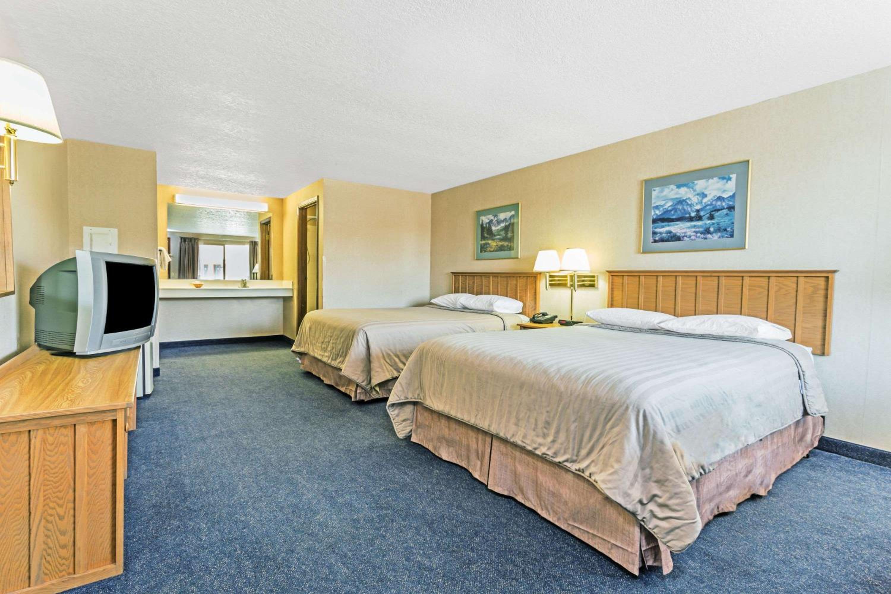 Queen Room with Two Queen Beds - Smoking - Photo 3