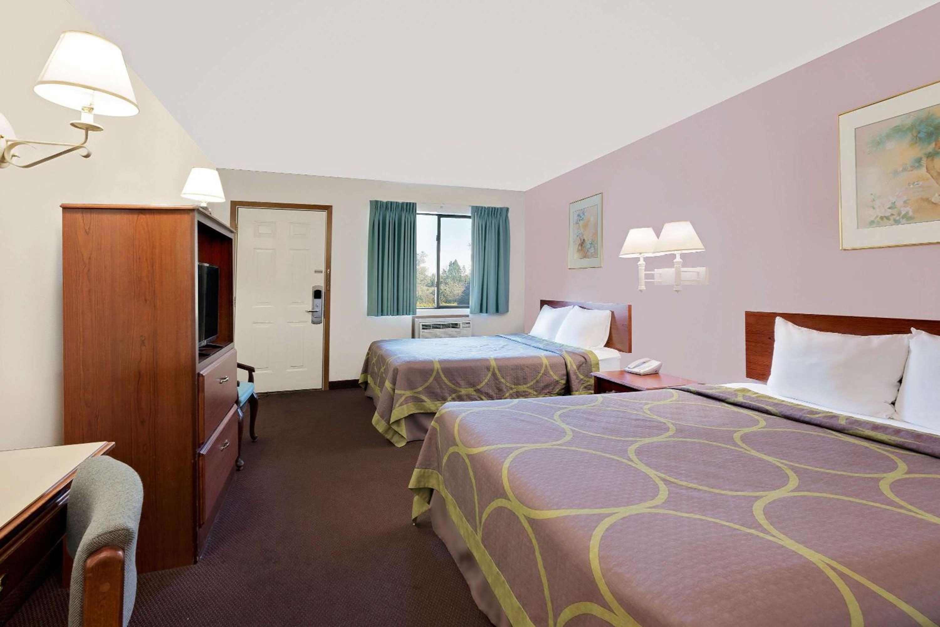 Queen Room with Two Queen Beds - Non-Smoking photo 1