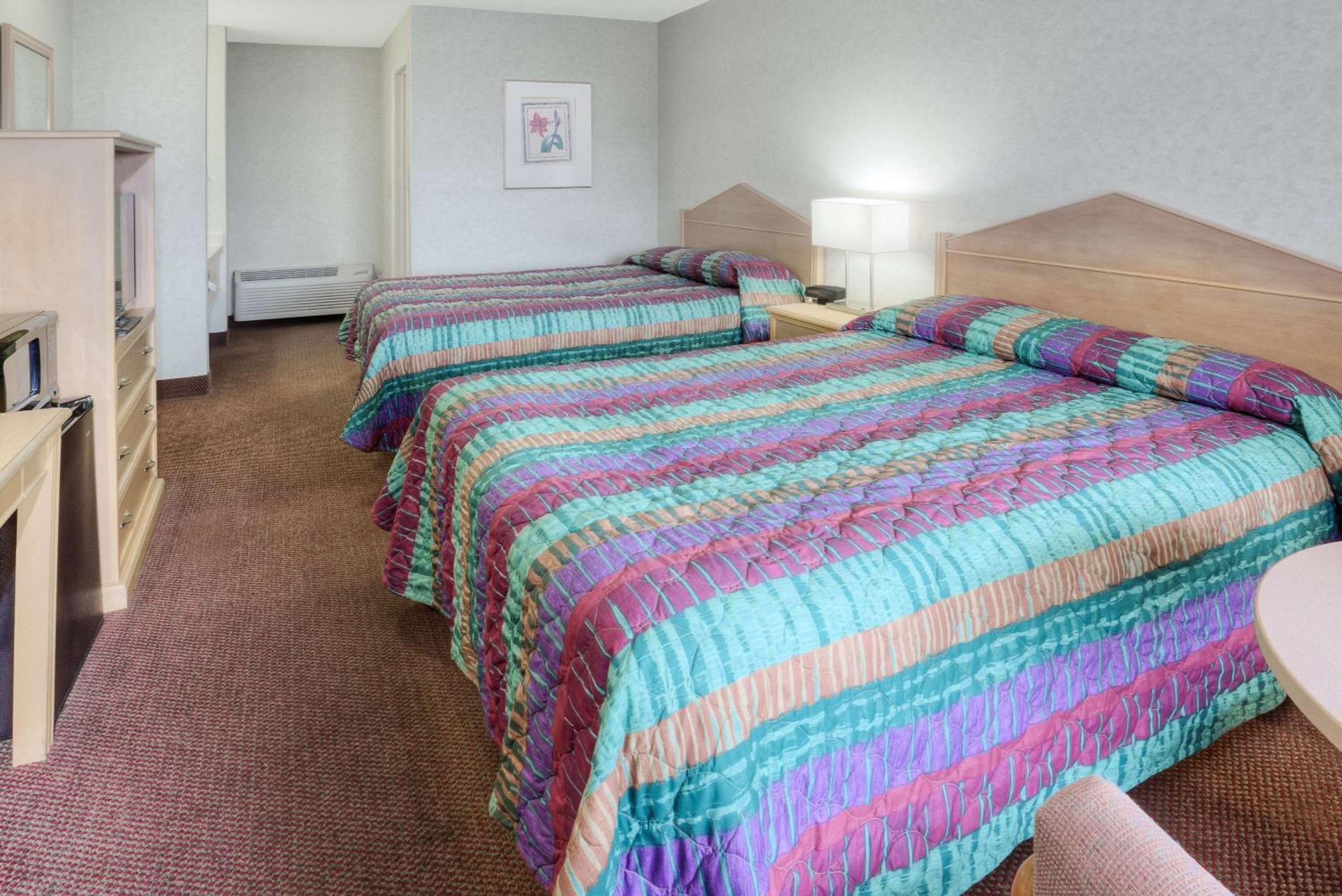 Queen Room with Two Queen Beds - Non-Smoking - Photo 4