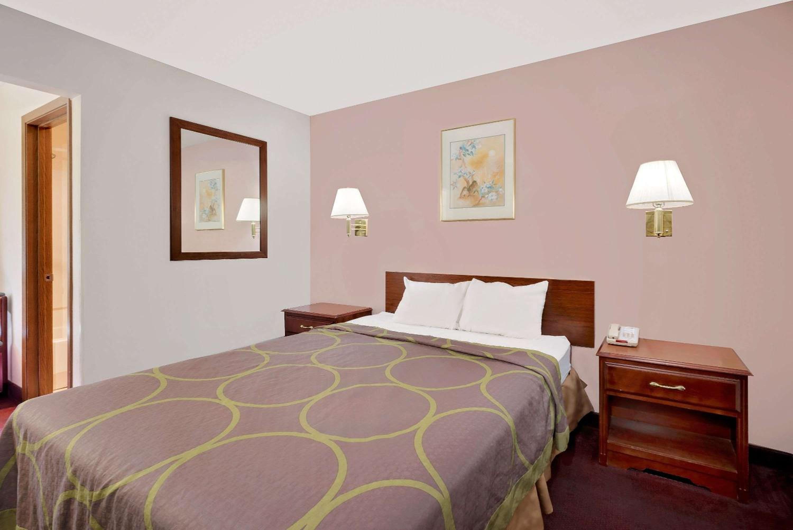 Queen Room - Non-Smoking photo 1