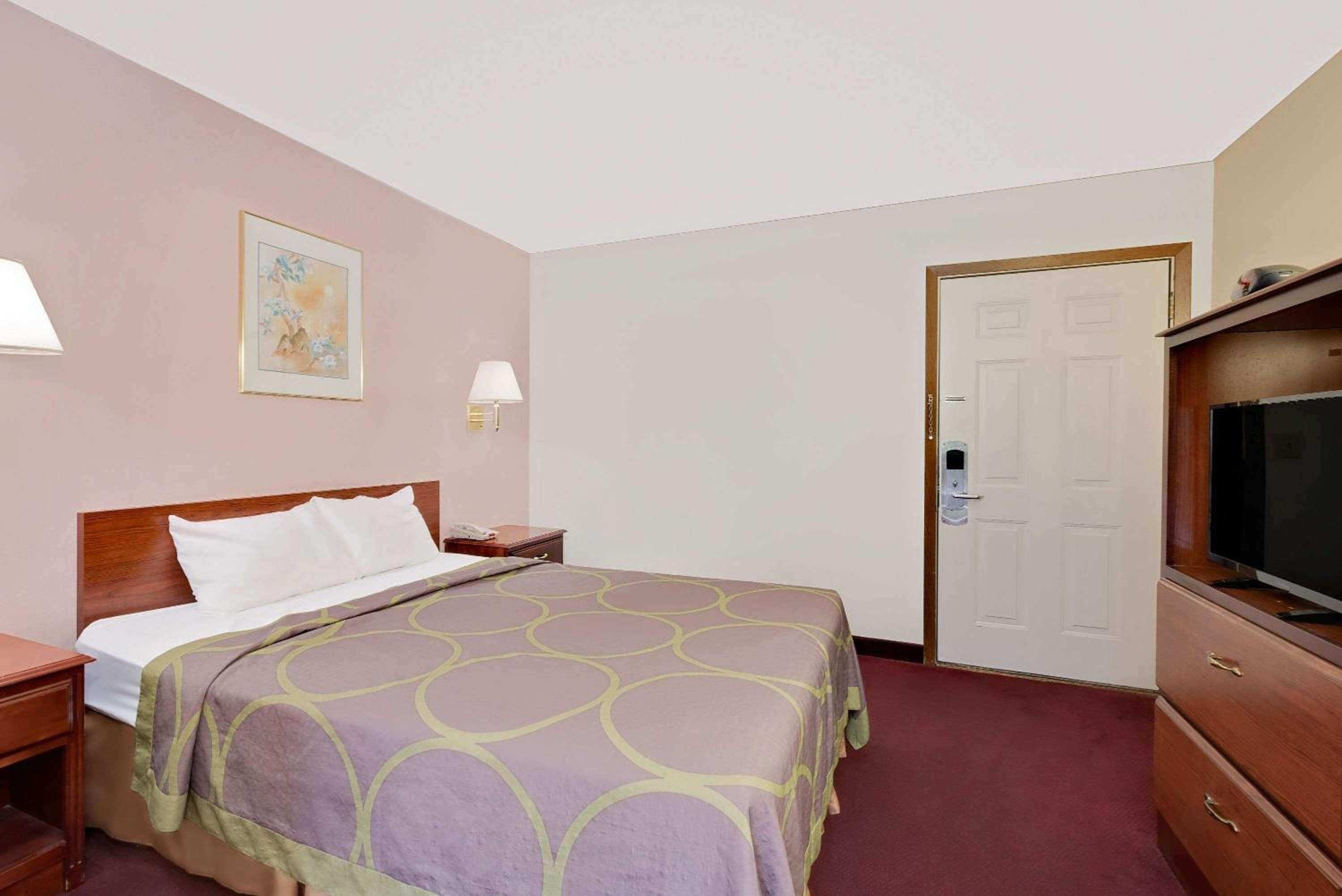 Queen Room - Non-Smoking photo 3