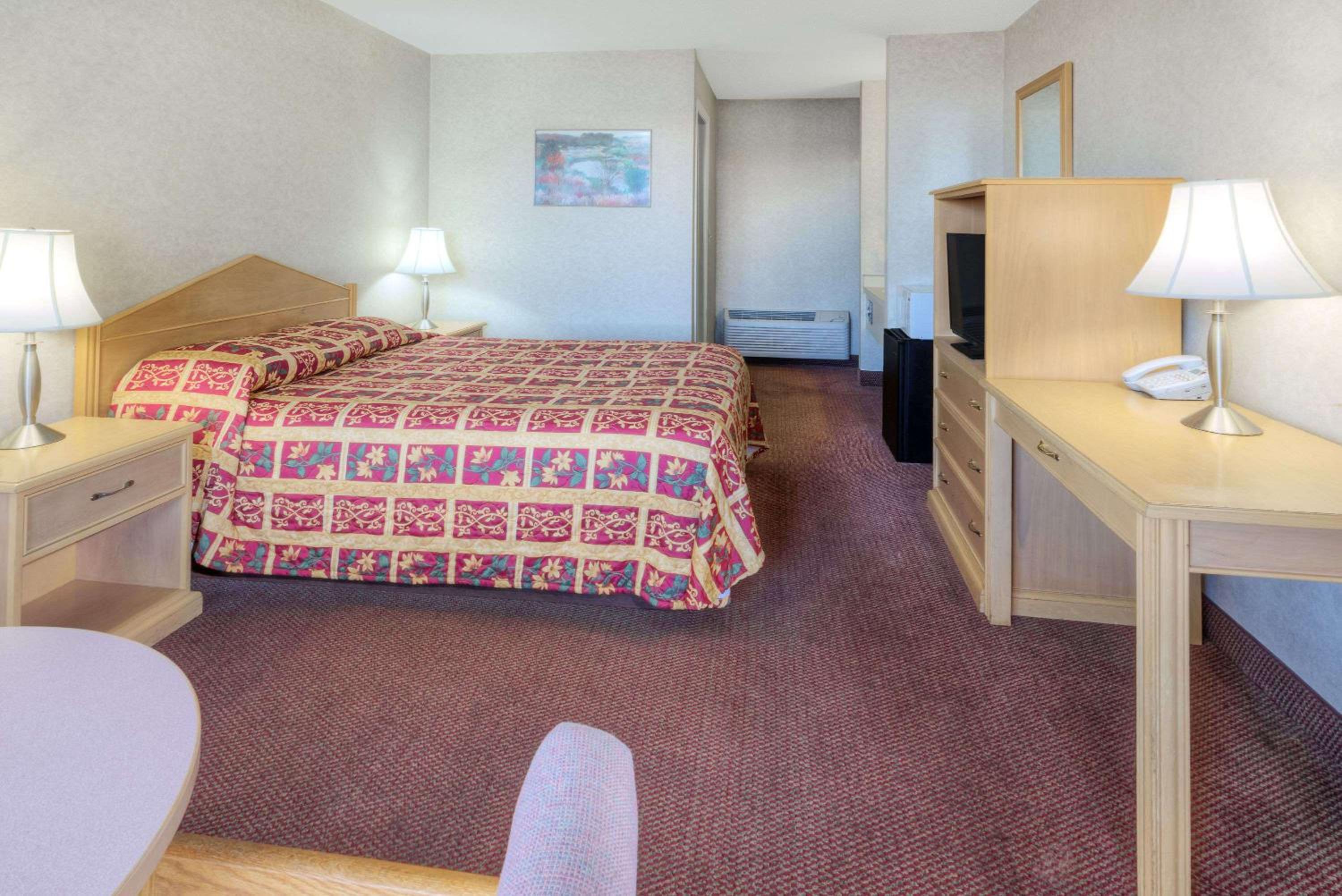 King Room - Non-Smoking - Photo 4