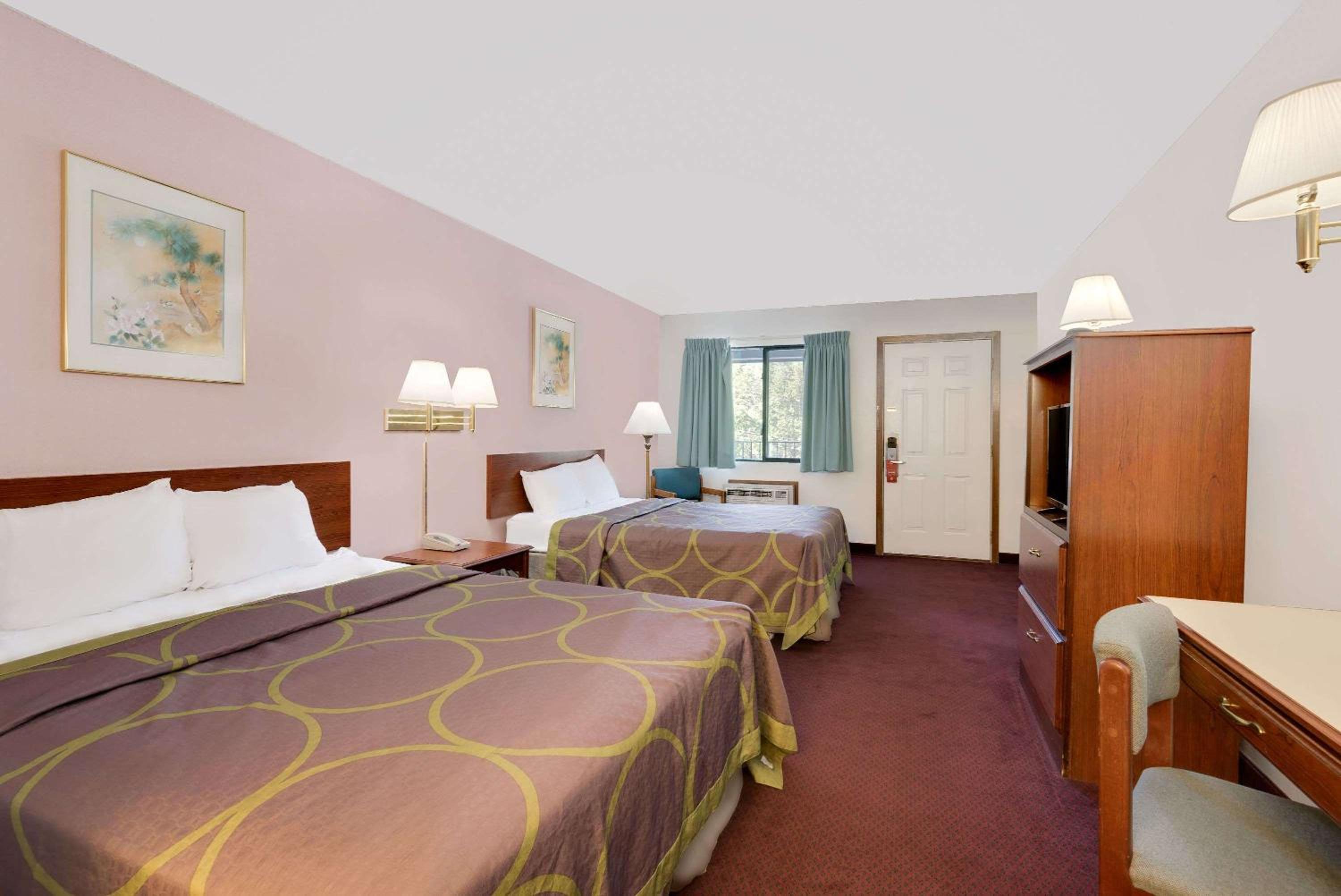 Queen Room with Two Queen Beds - Non-Smoking photo 3