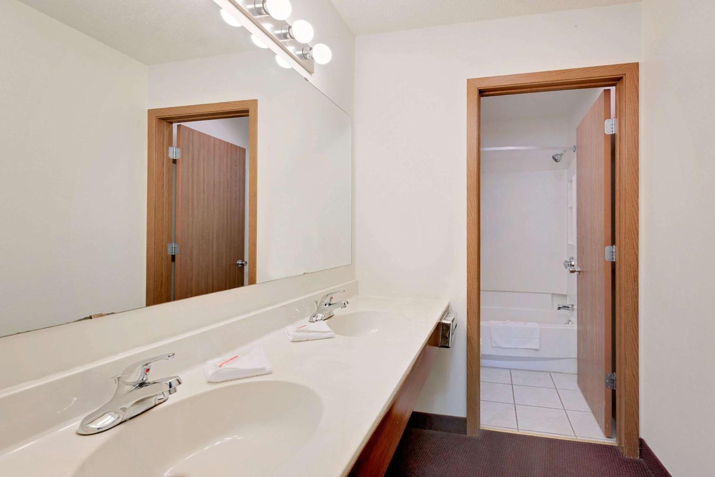 Deluxe Queen Suite - Non-Smoking photo 2