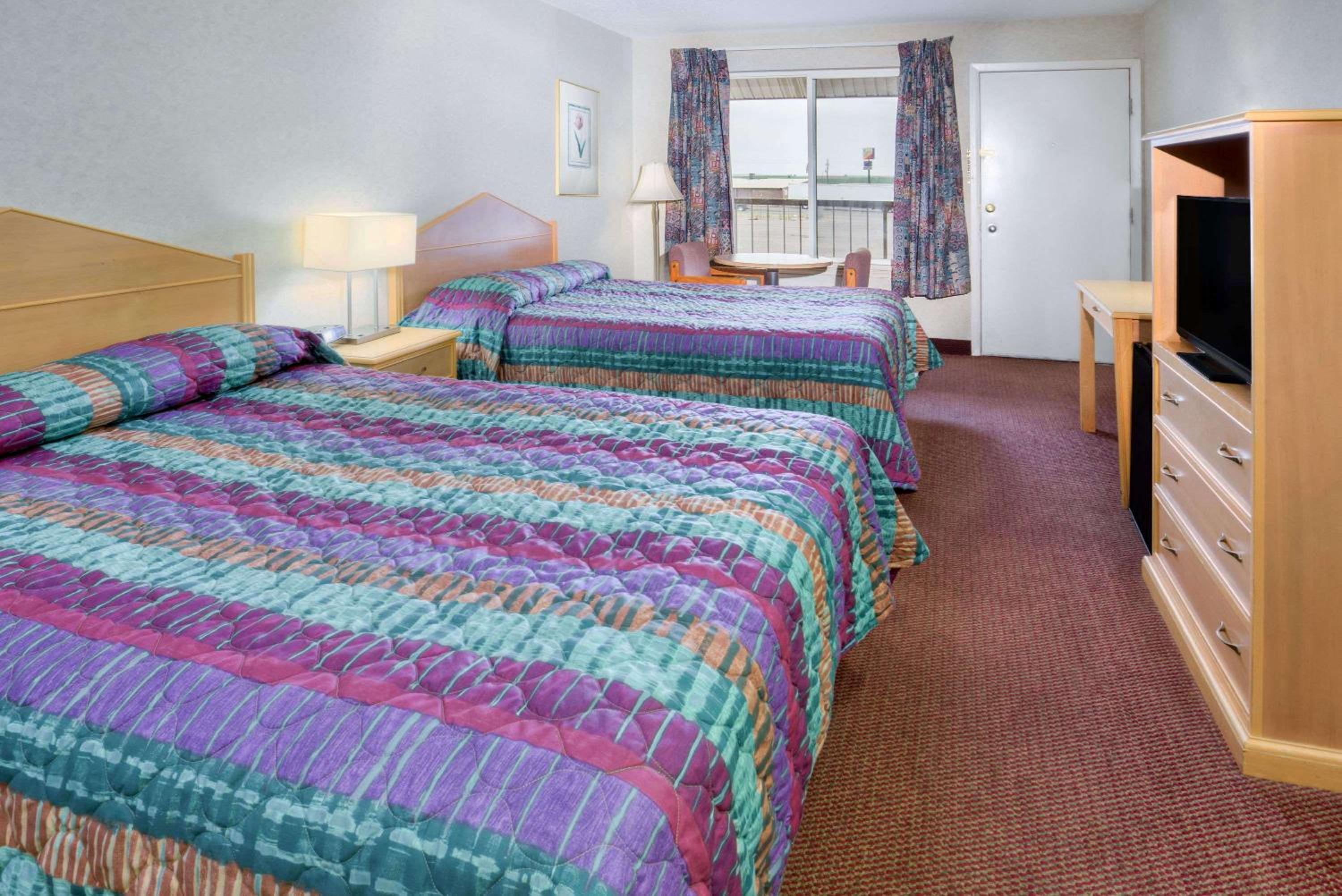 Queen Room with Two Queen Beds - Non-Smoking - Photo 2
