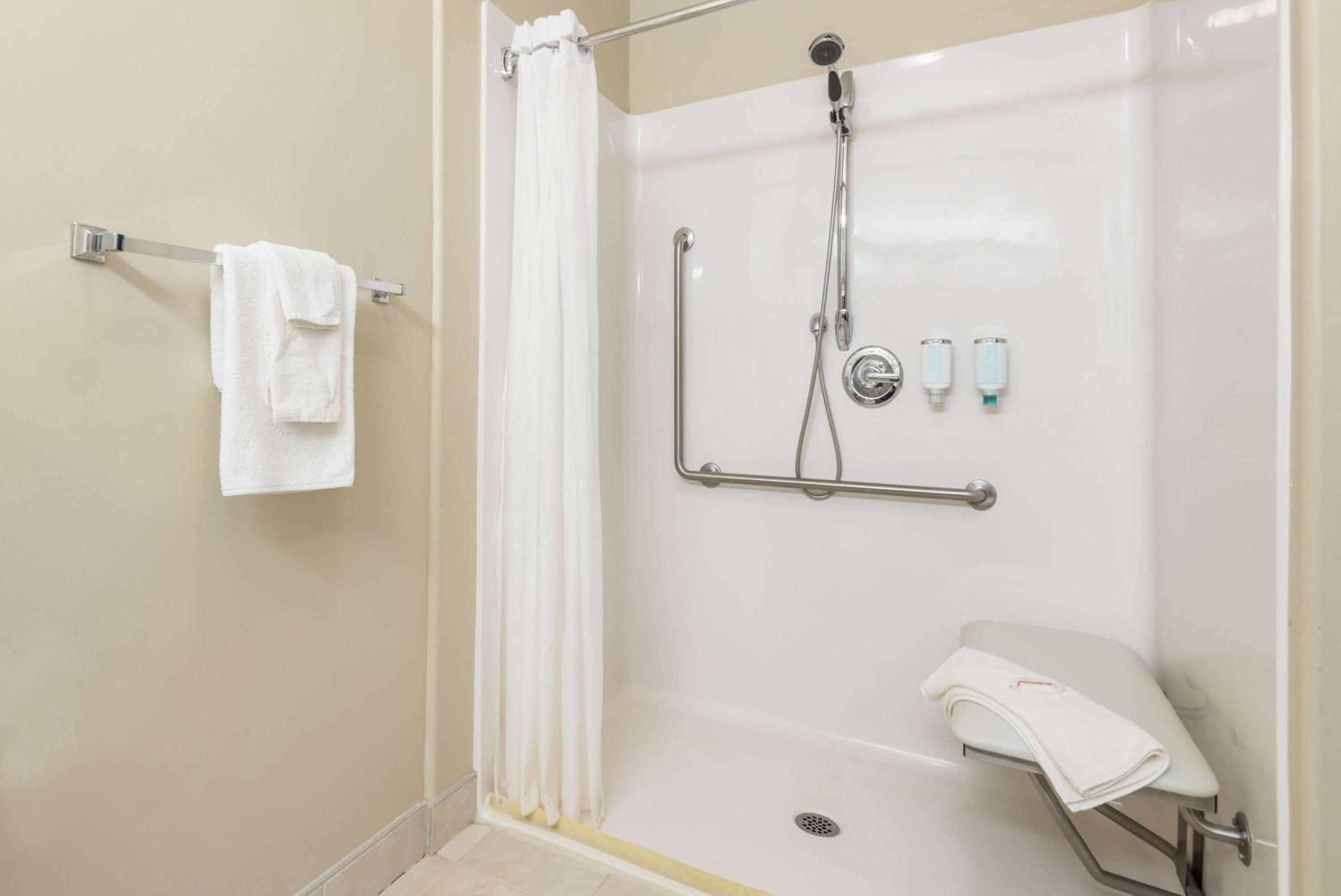 Queen Room - Disability Access - Non-Smoking - Photo 3