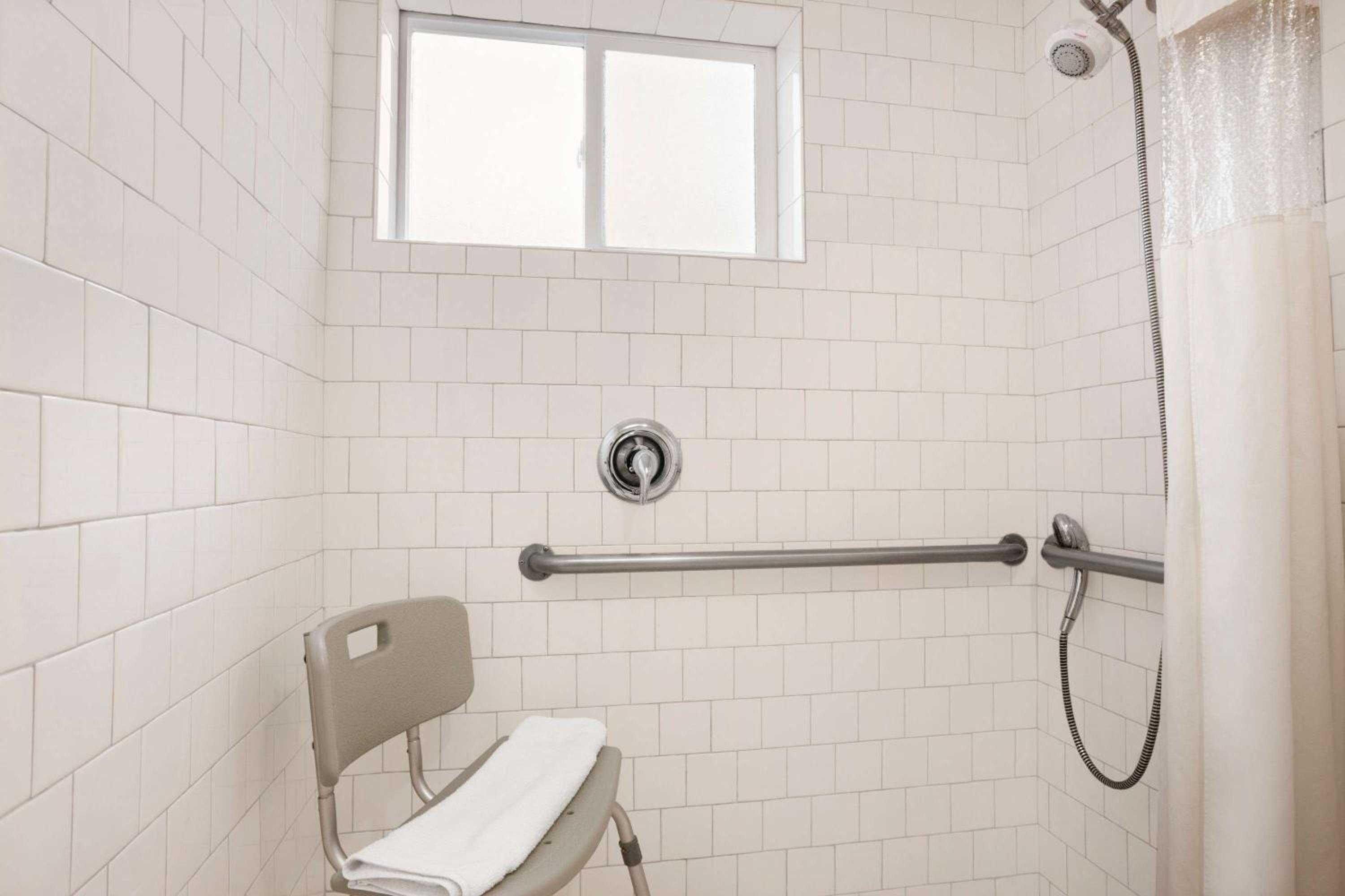 Queen Room - Disability Access/Non-Smoking photo 2