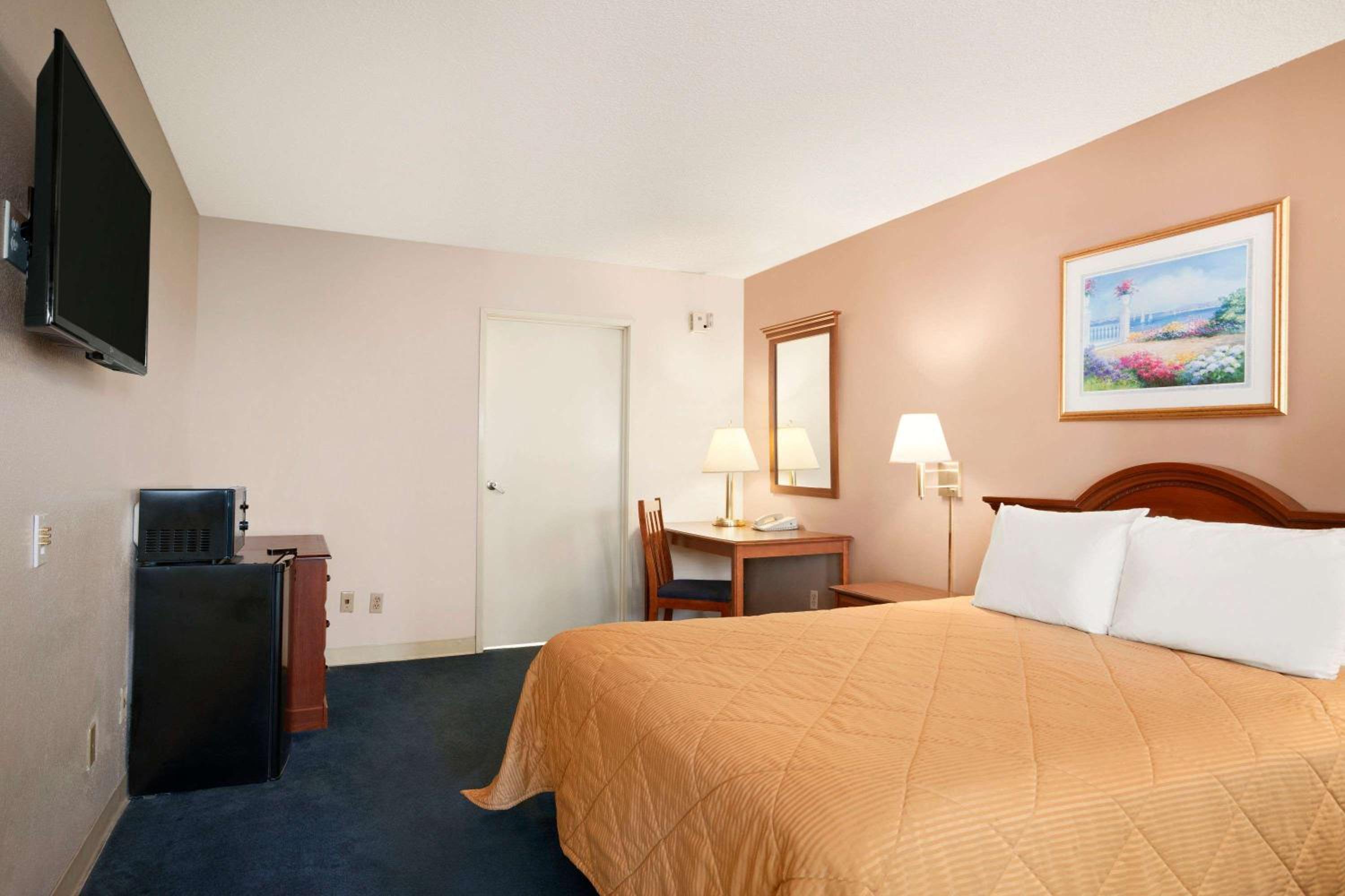 King Room - Non-Smoking - Photo 7