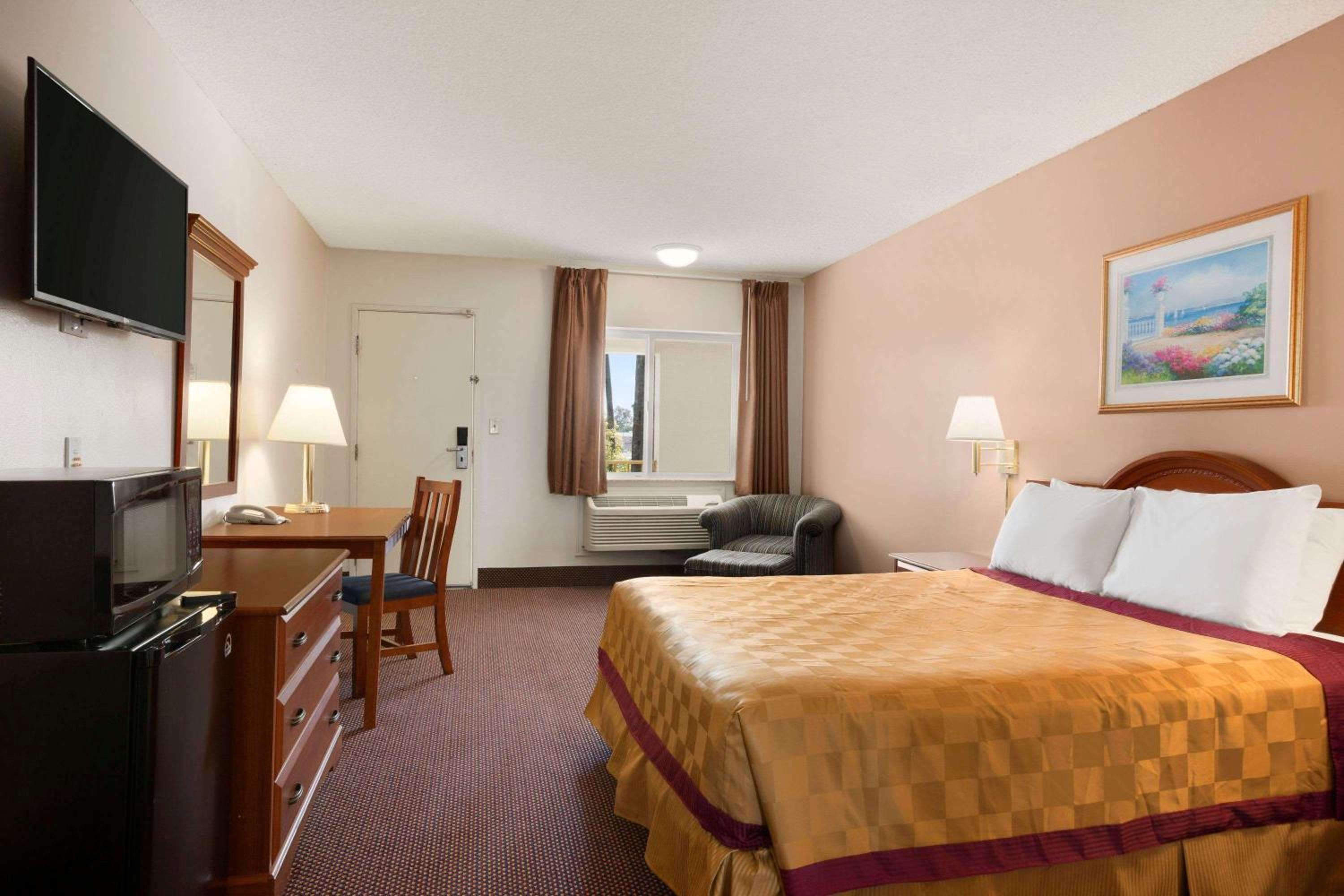 King Room - Non-Smoking - Photo 2