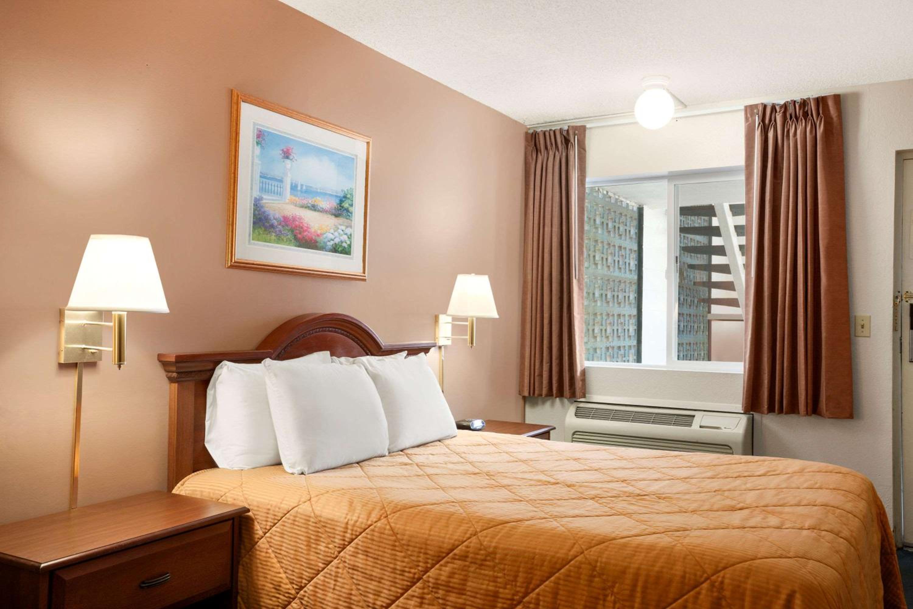 King Room - Non-Smoking - Photo 3