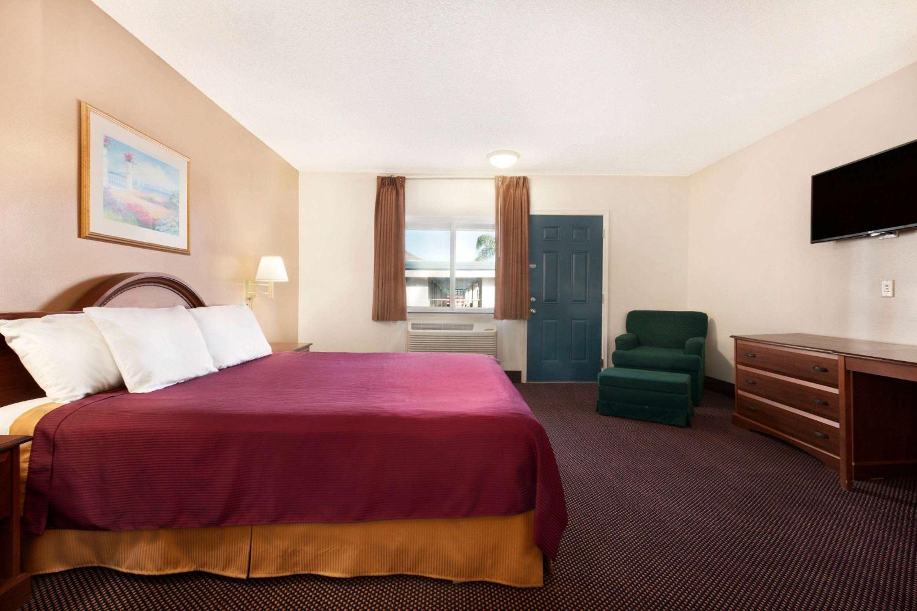 King Room - Non-Smoking - Photo 5