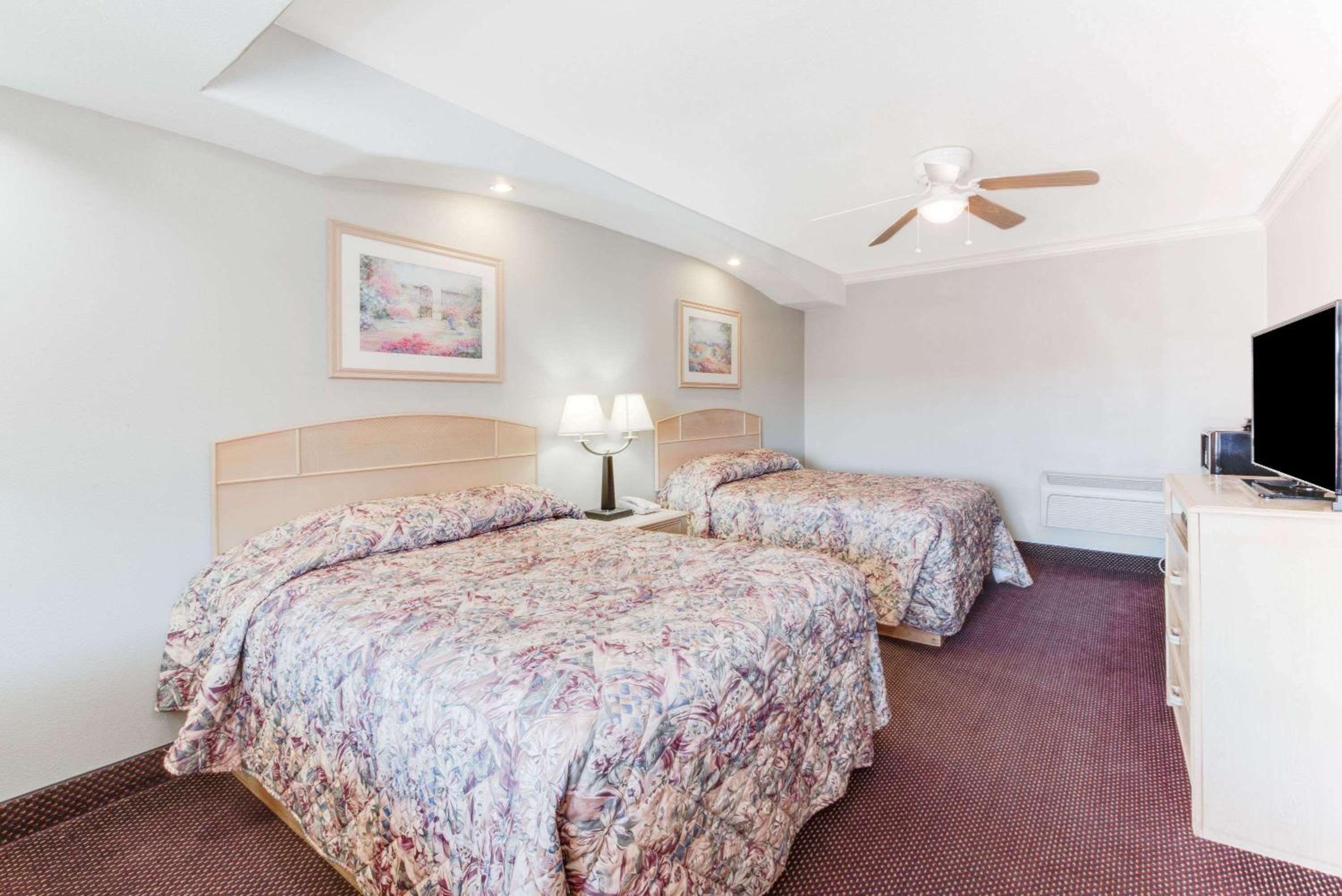 Queen Room with Two Queen Beds - Non-Smoking - Photo 4
