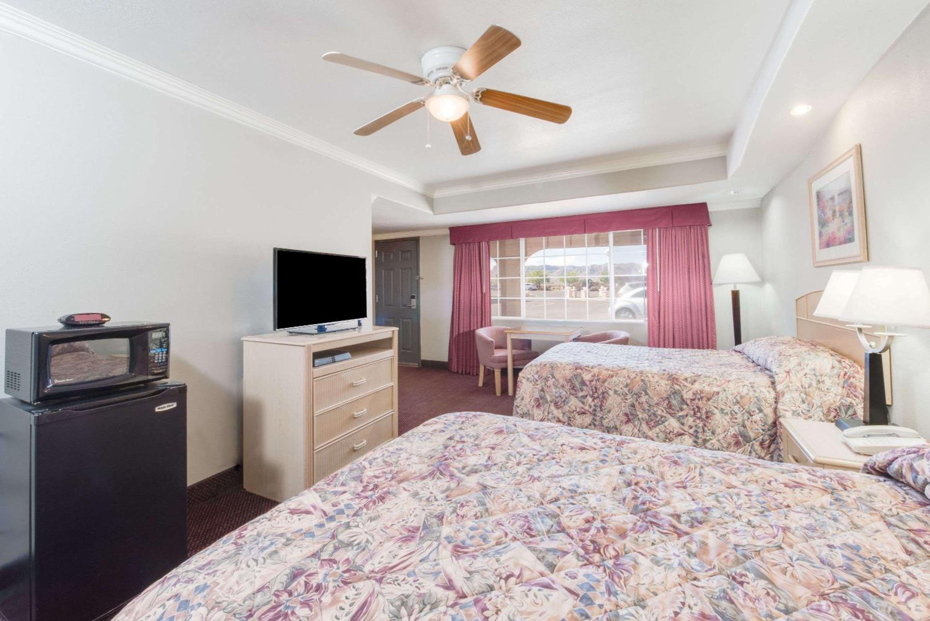 Queen Room with Two Queen Beds - Non-Smoking - Photo 5