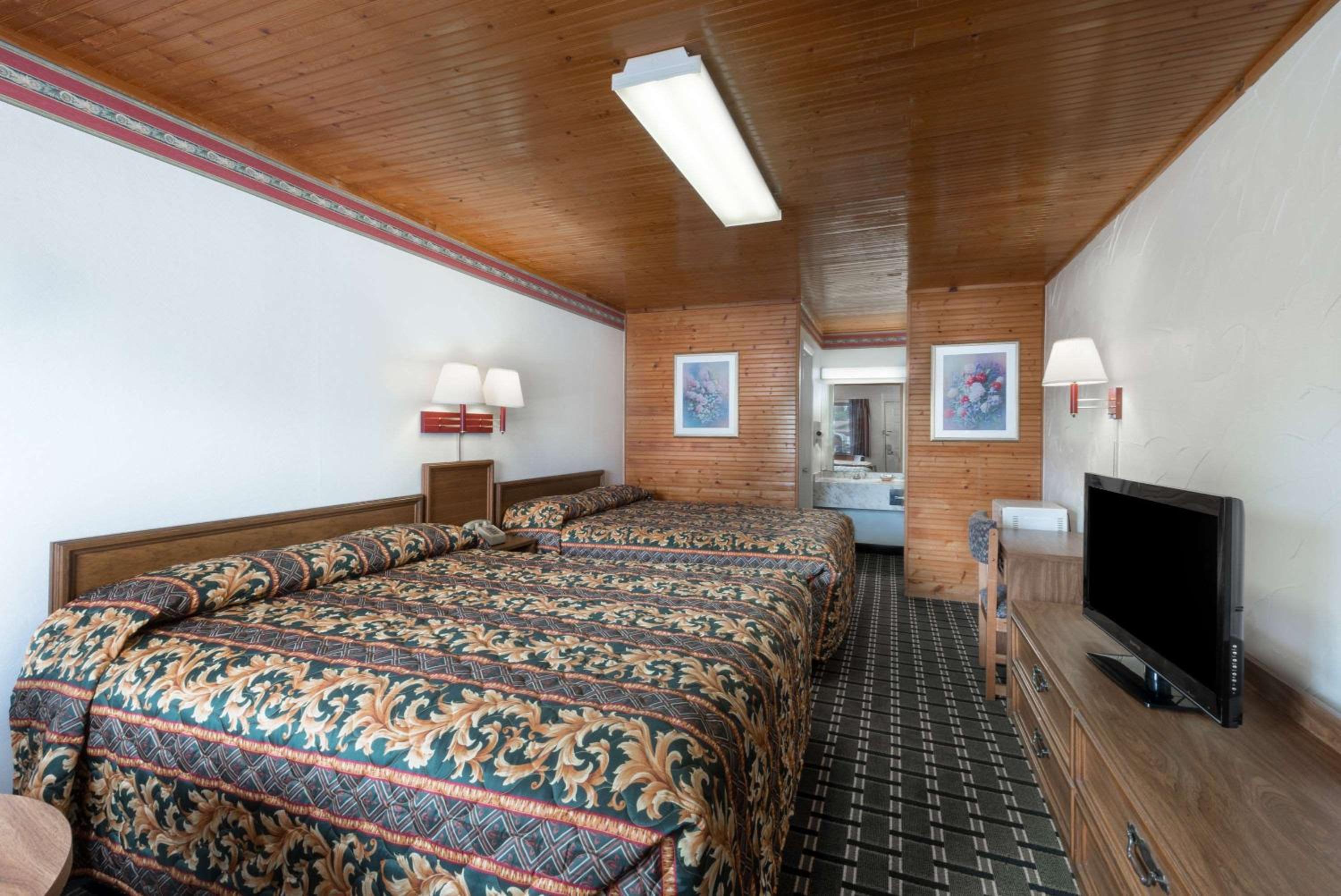 Queen Room with Two Queen Beds - Non-Smoking - Photo 1