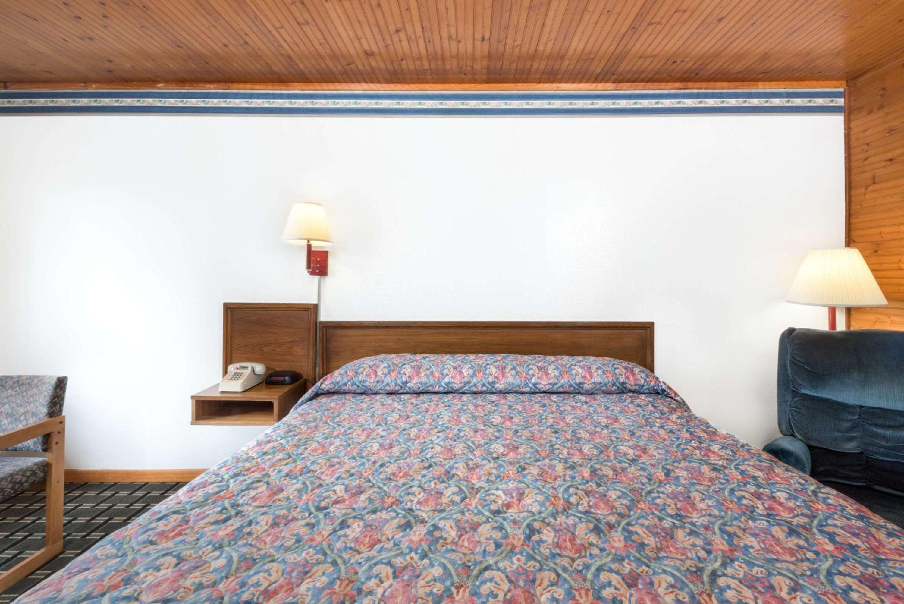 Queen Room - Non-Smoking - Photo 1