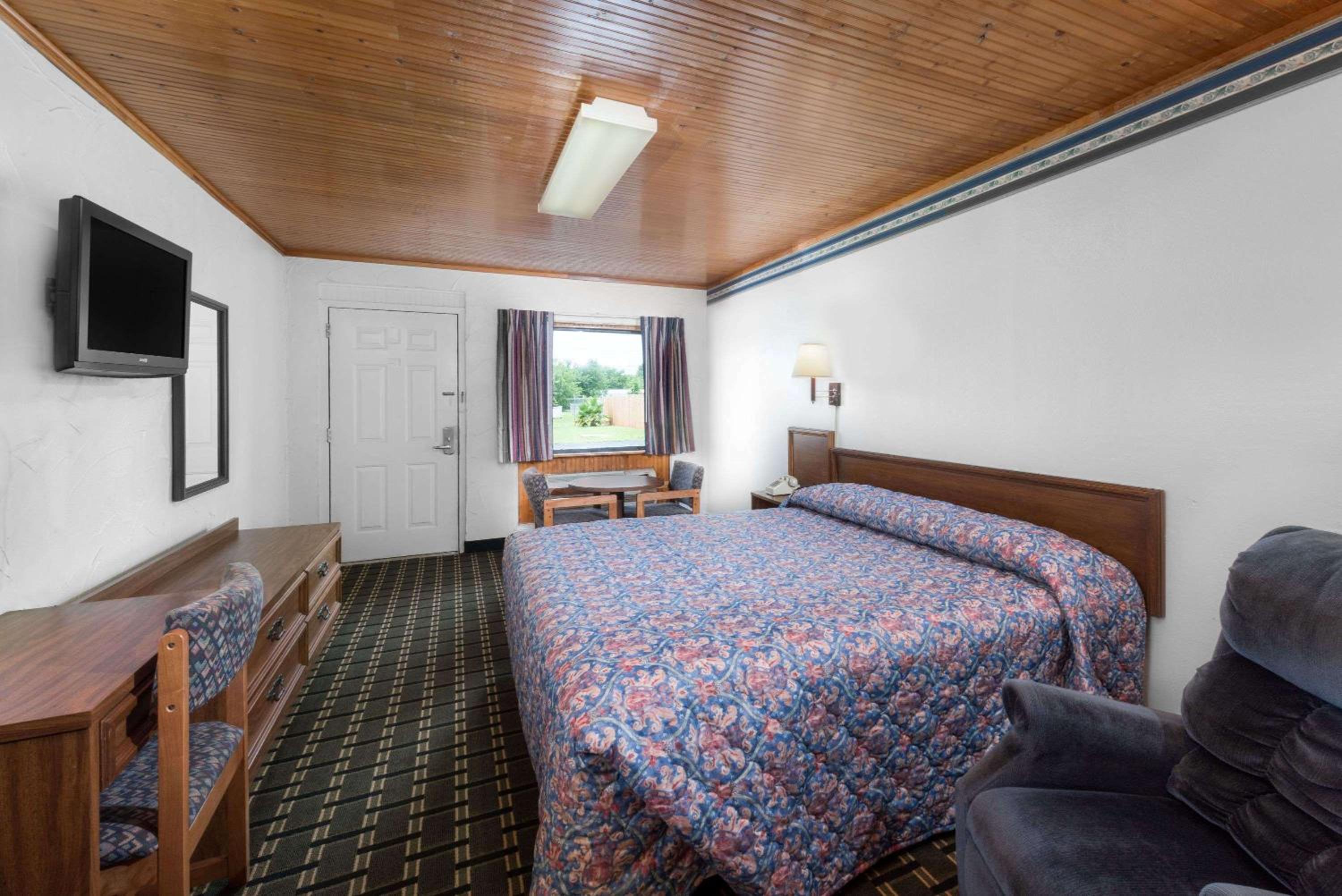 King Room- Non-Smoking - Photo 1