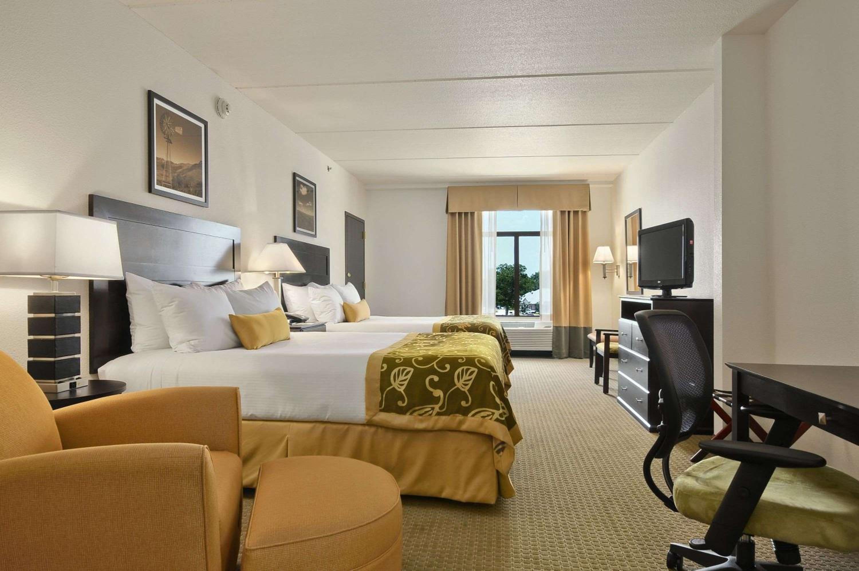 Queen Room With Two Queen Beds - Non-Smoking - Photo 2