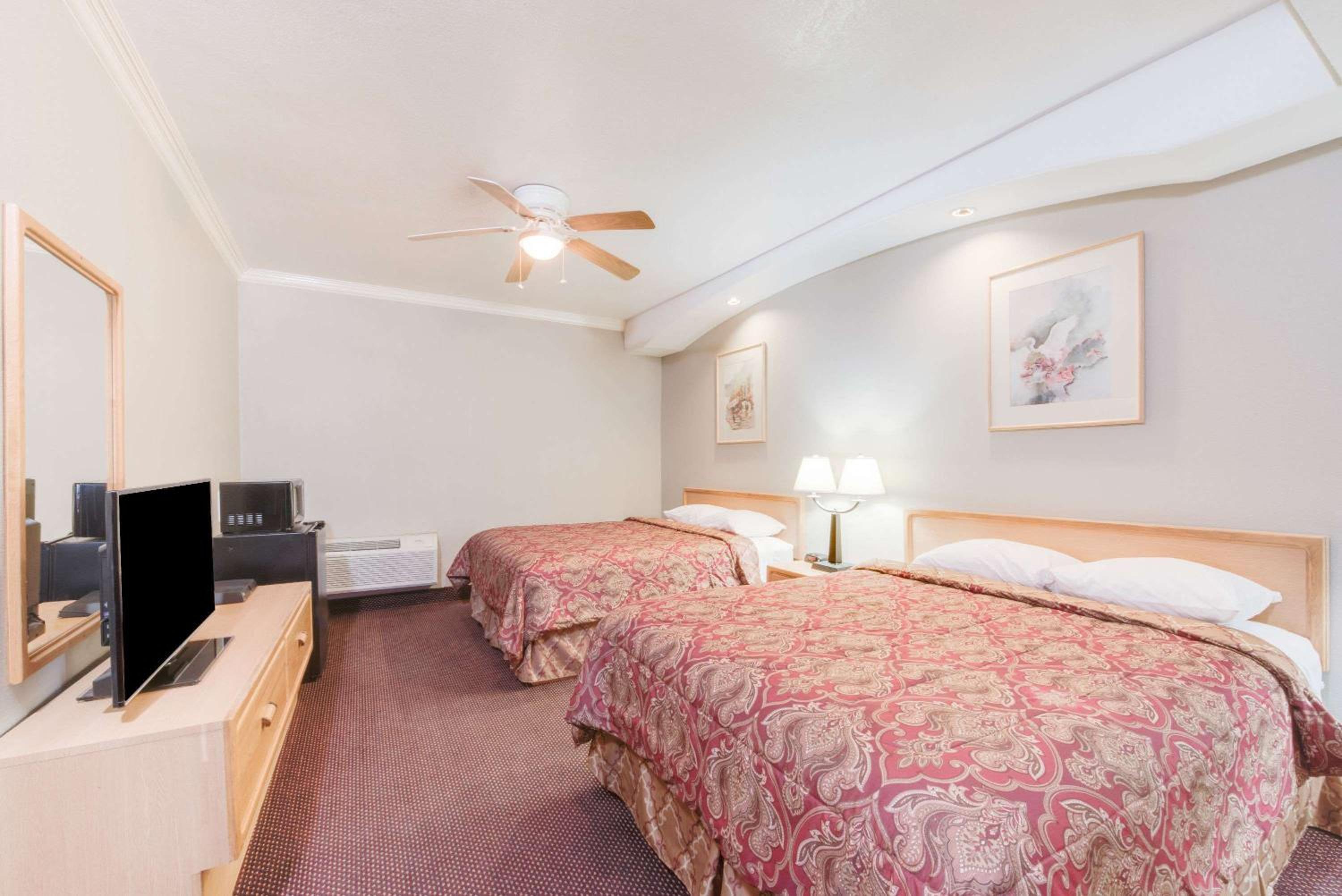 Queen Room with Two Queen Beds - Non-Smoking - Photo 6