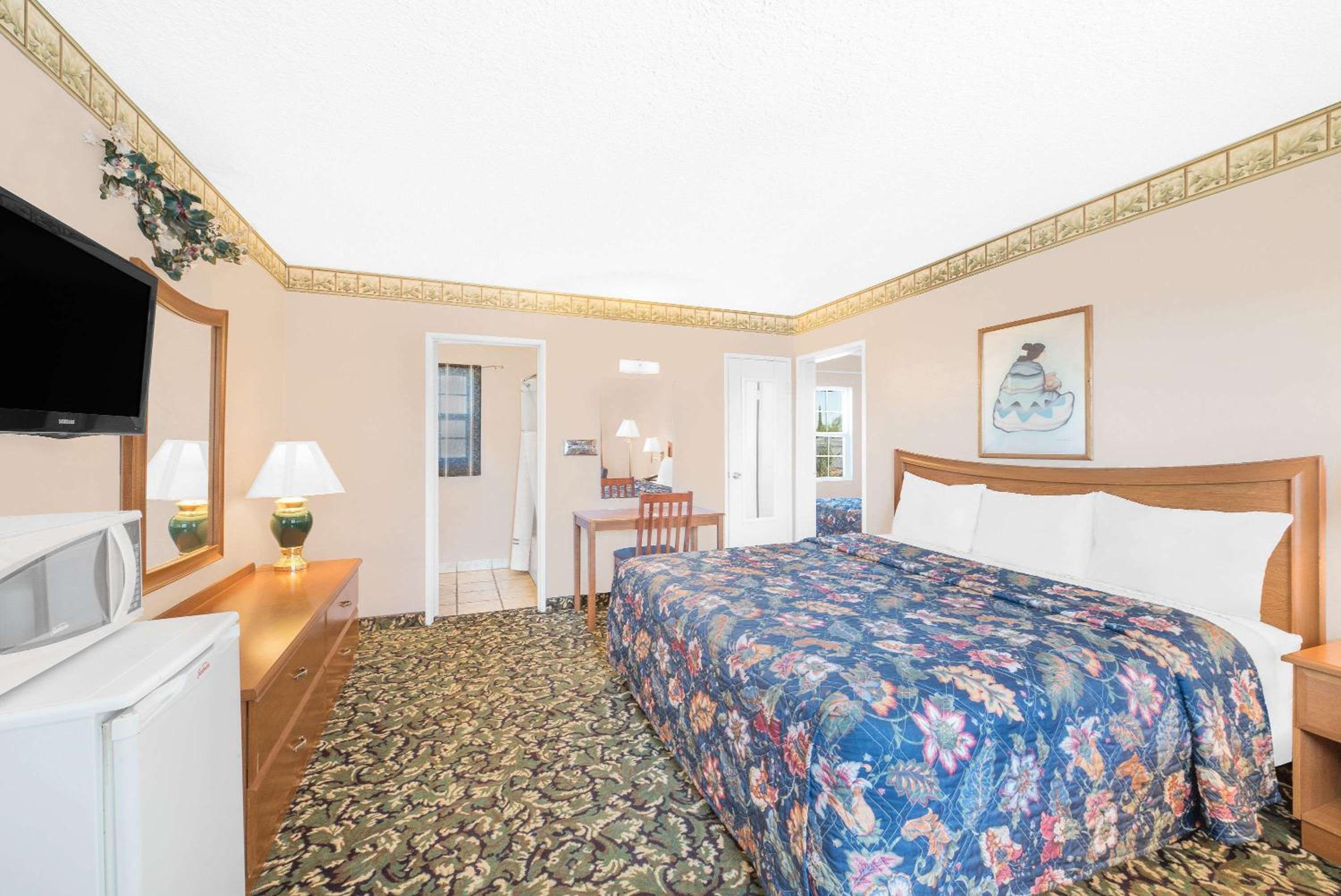 King Room- Non-Smoking - Photo 1