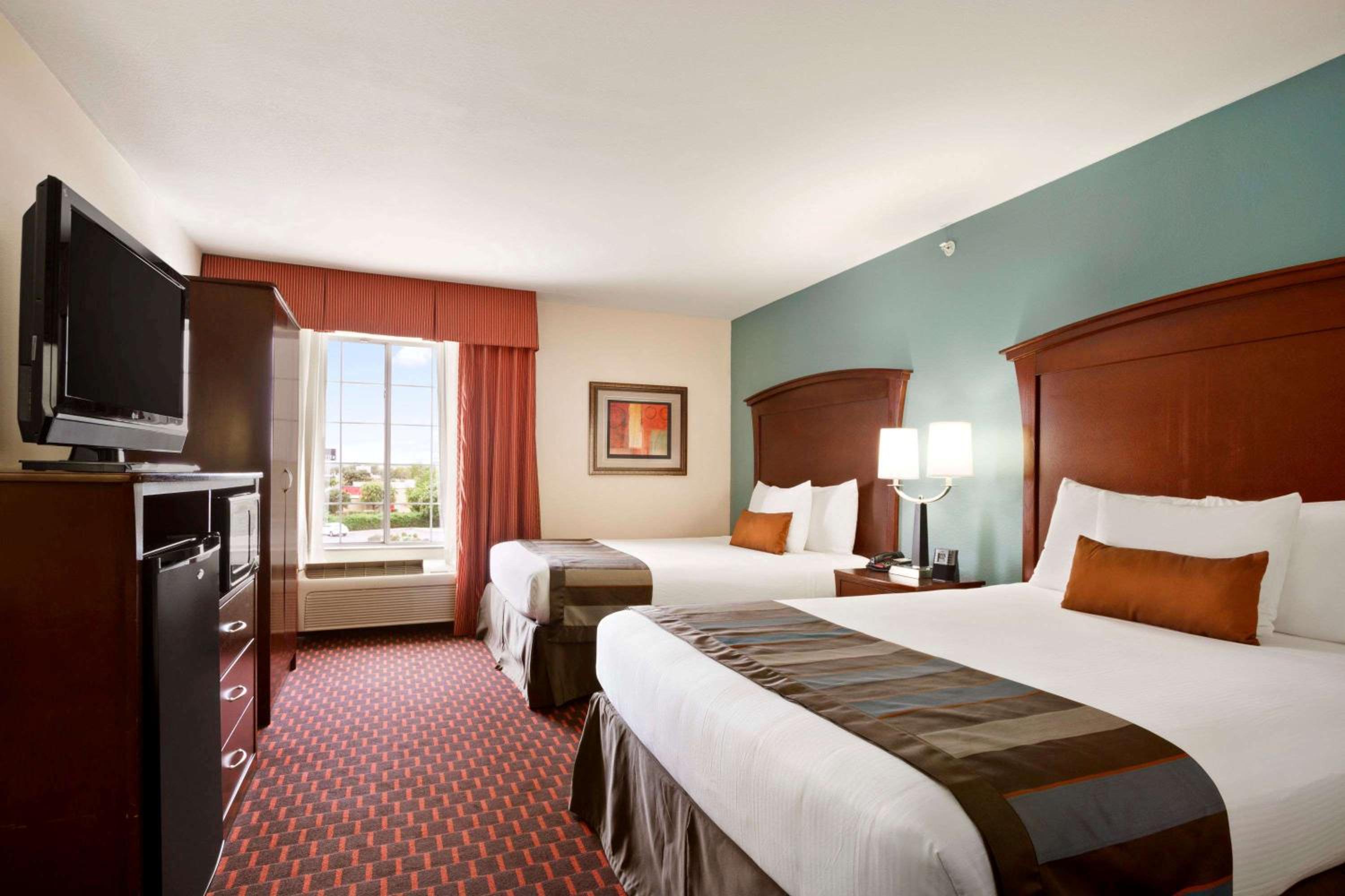 Queen Room with Two Queen Beds - Non-Smoking - Photo 1