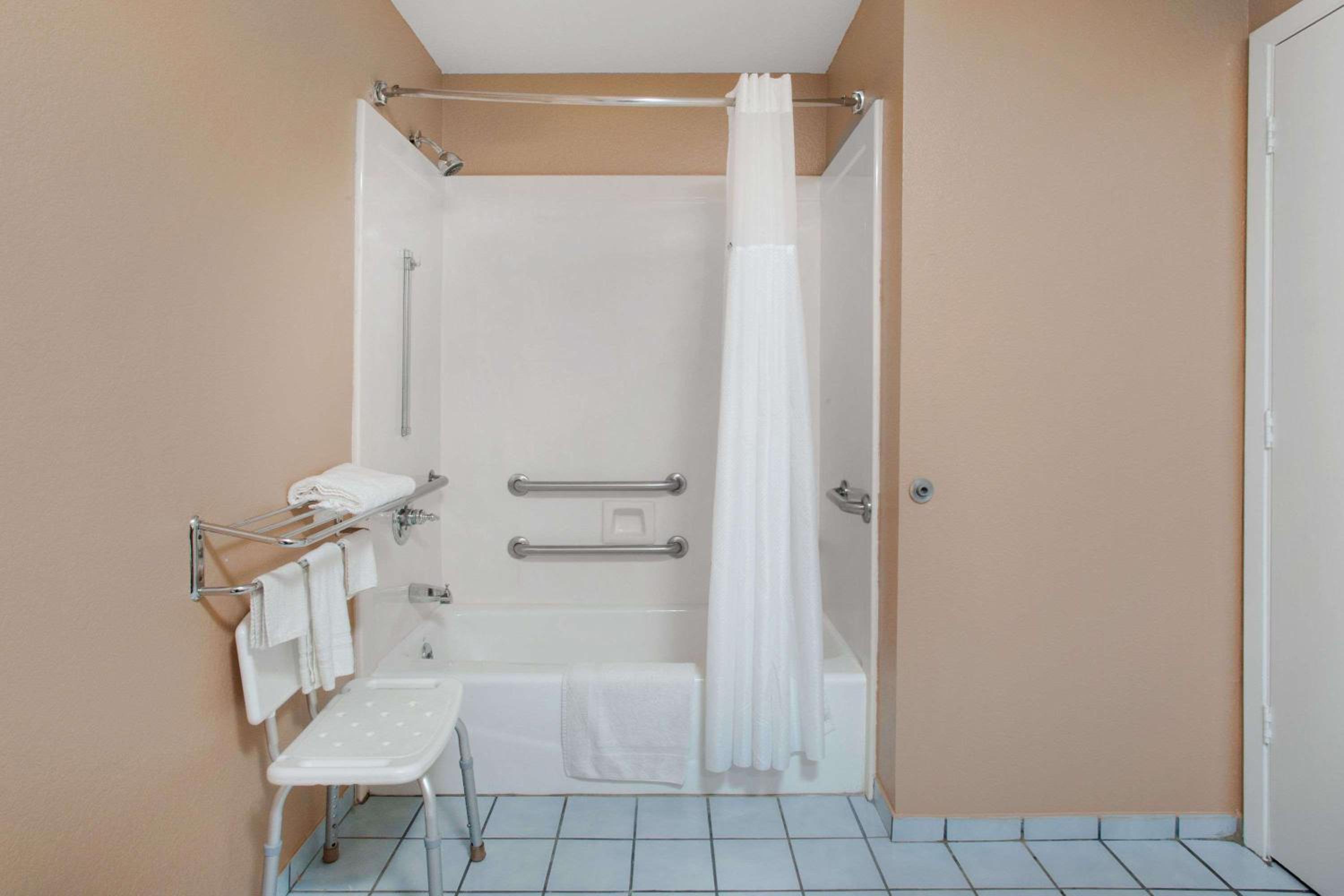 King Room with Bath Tub - Mobility/Hearing Accessible - Smoking - Photo 3