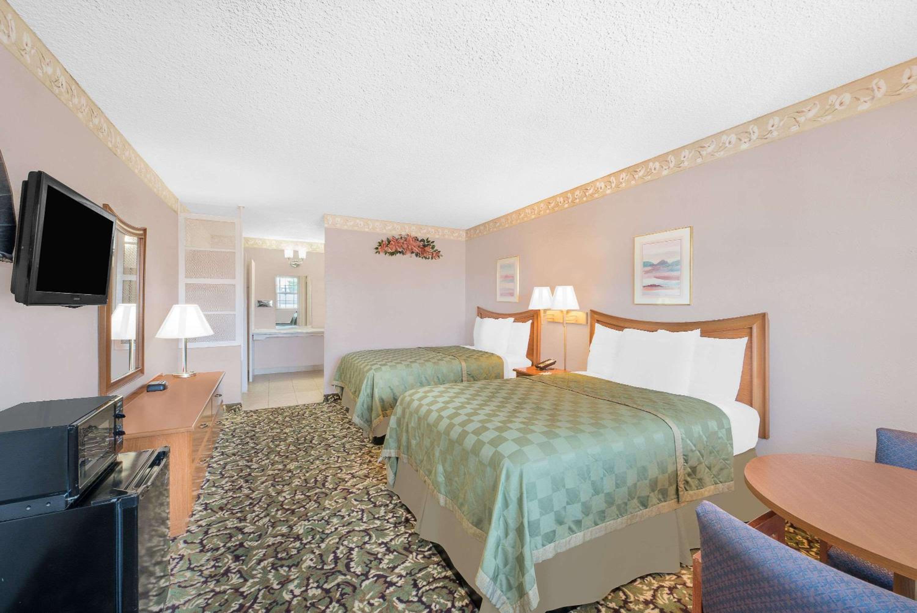 Queen Room With Two Queen Beds - Smoking - Photo 4