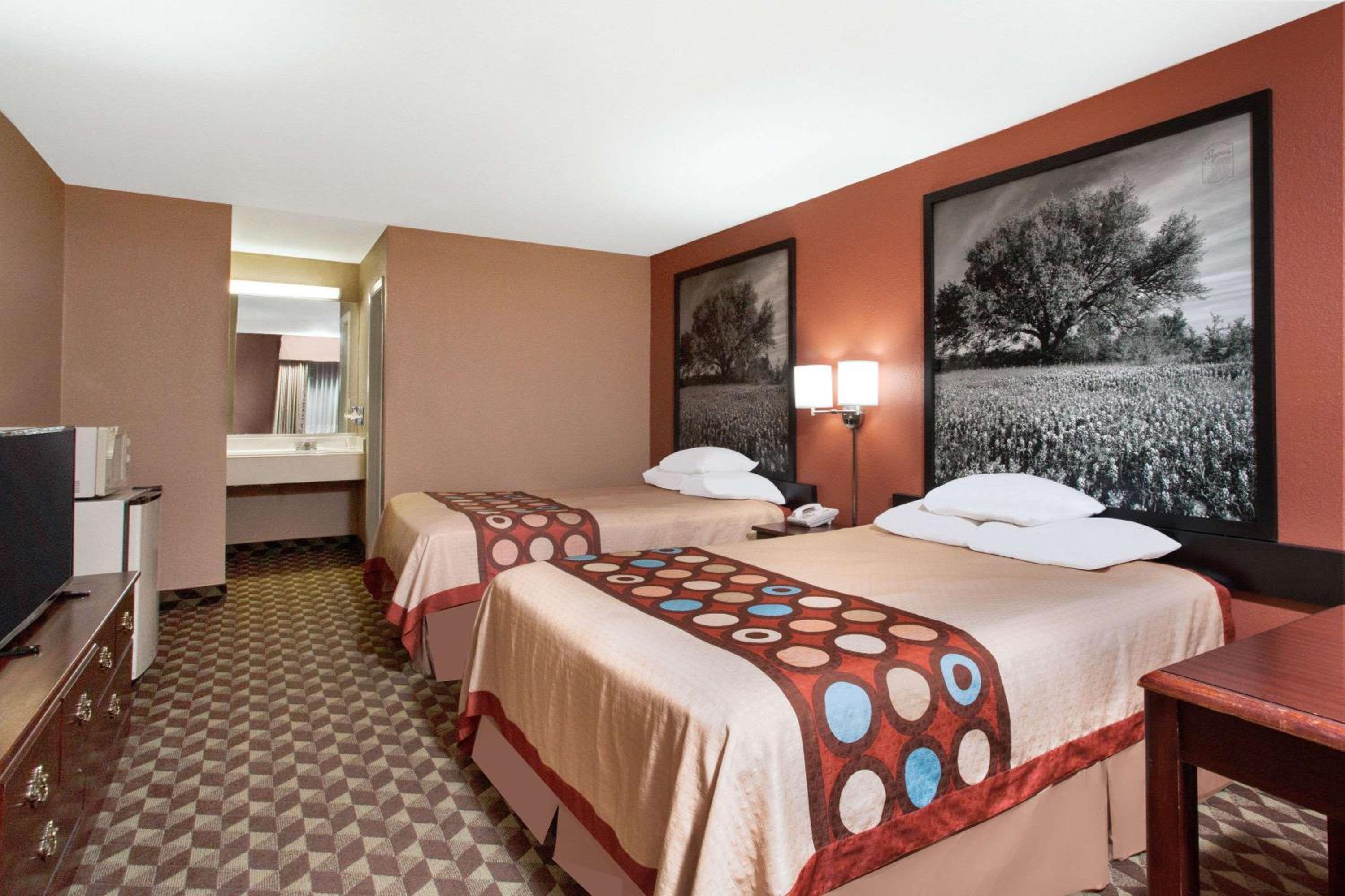 Queen Room with Two Queen Beds - Non-Smoking - Photo 4