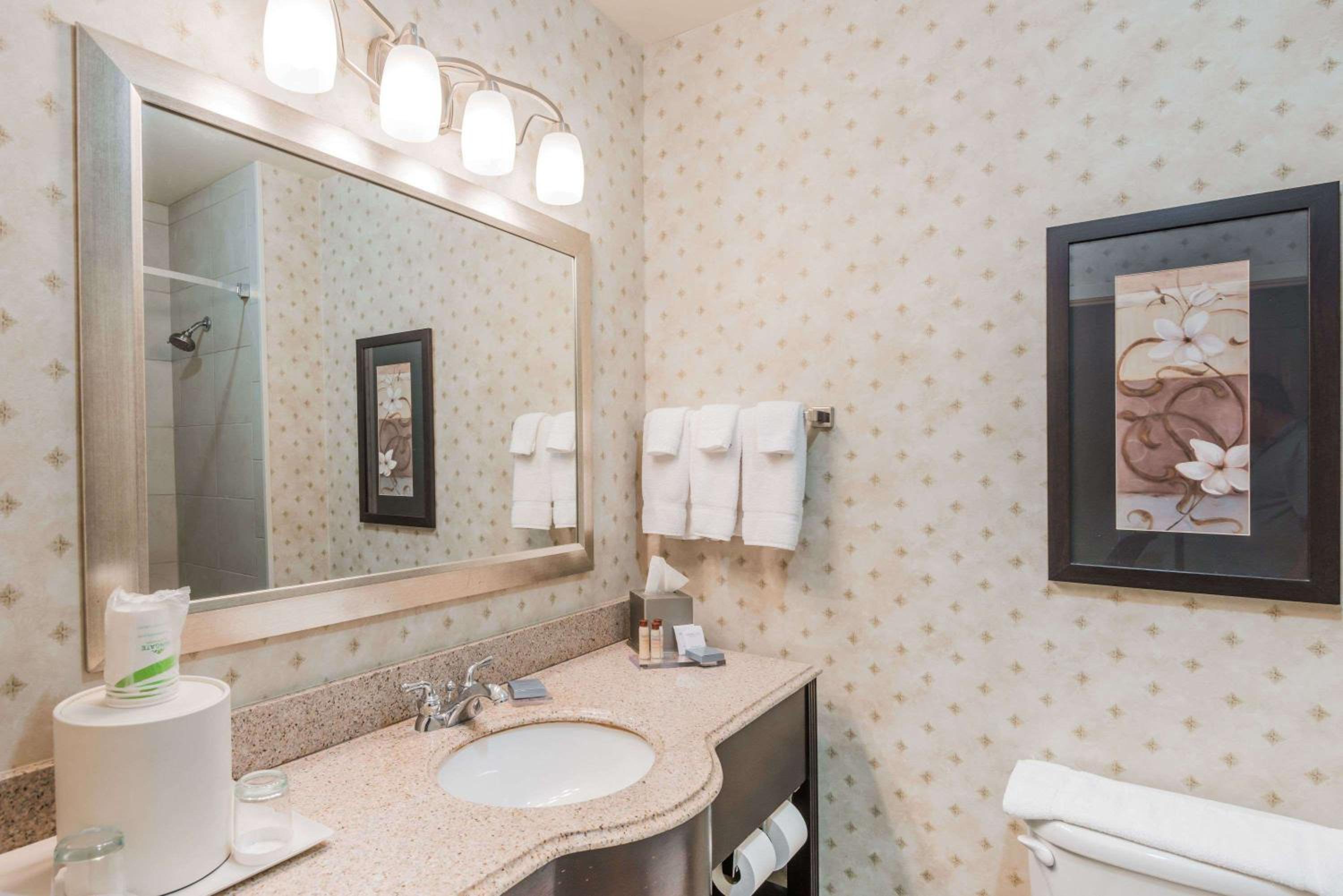 Queen Room with Two Queen Beds and Bath Tub - Mobility/Hearing Accessible - Non-Smoking - Photo 4