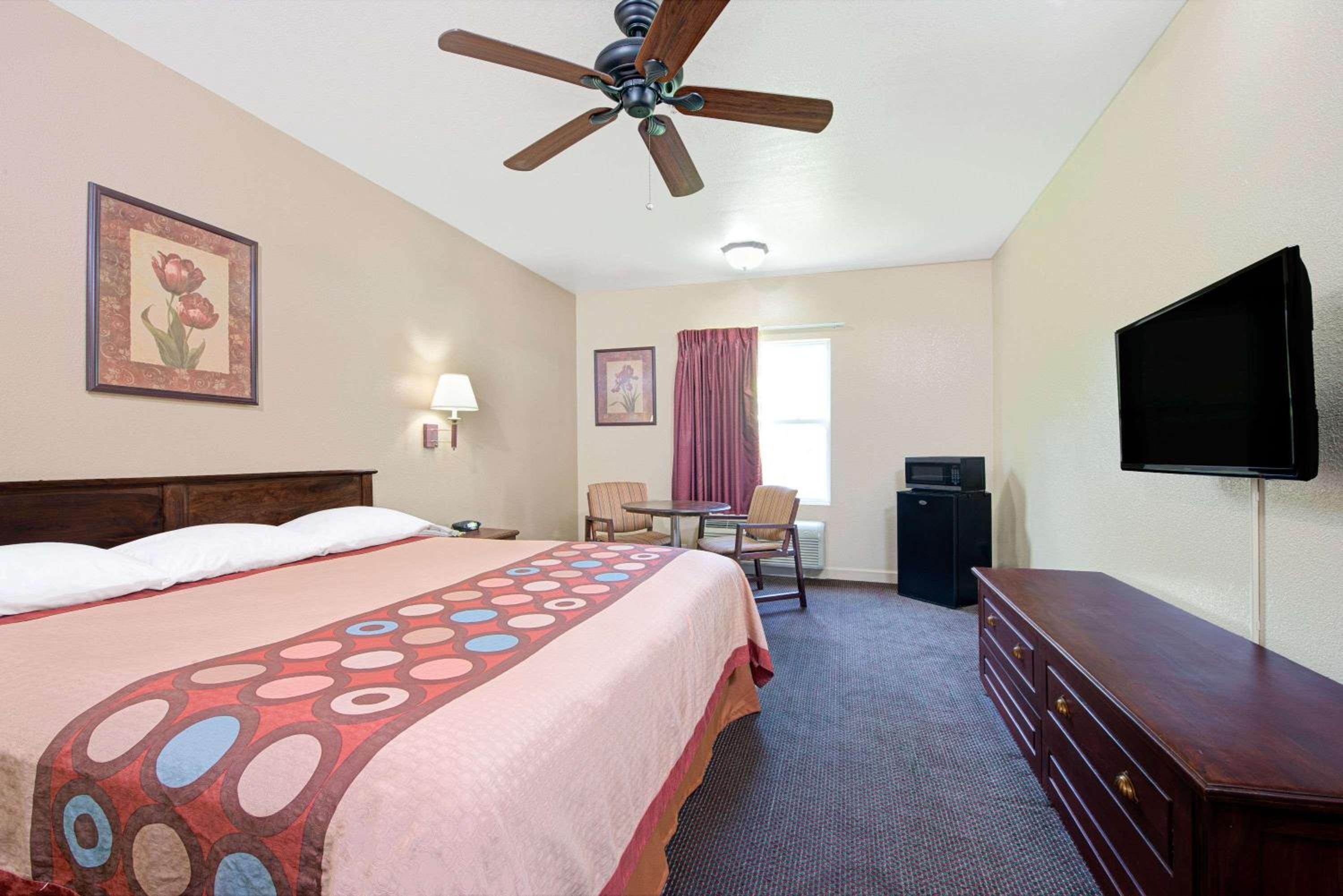 King Room - Non-Smoking - Photo 1
