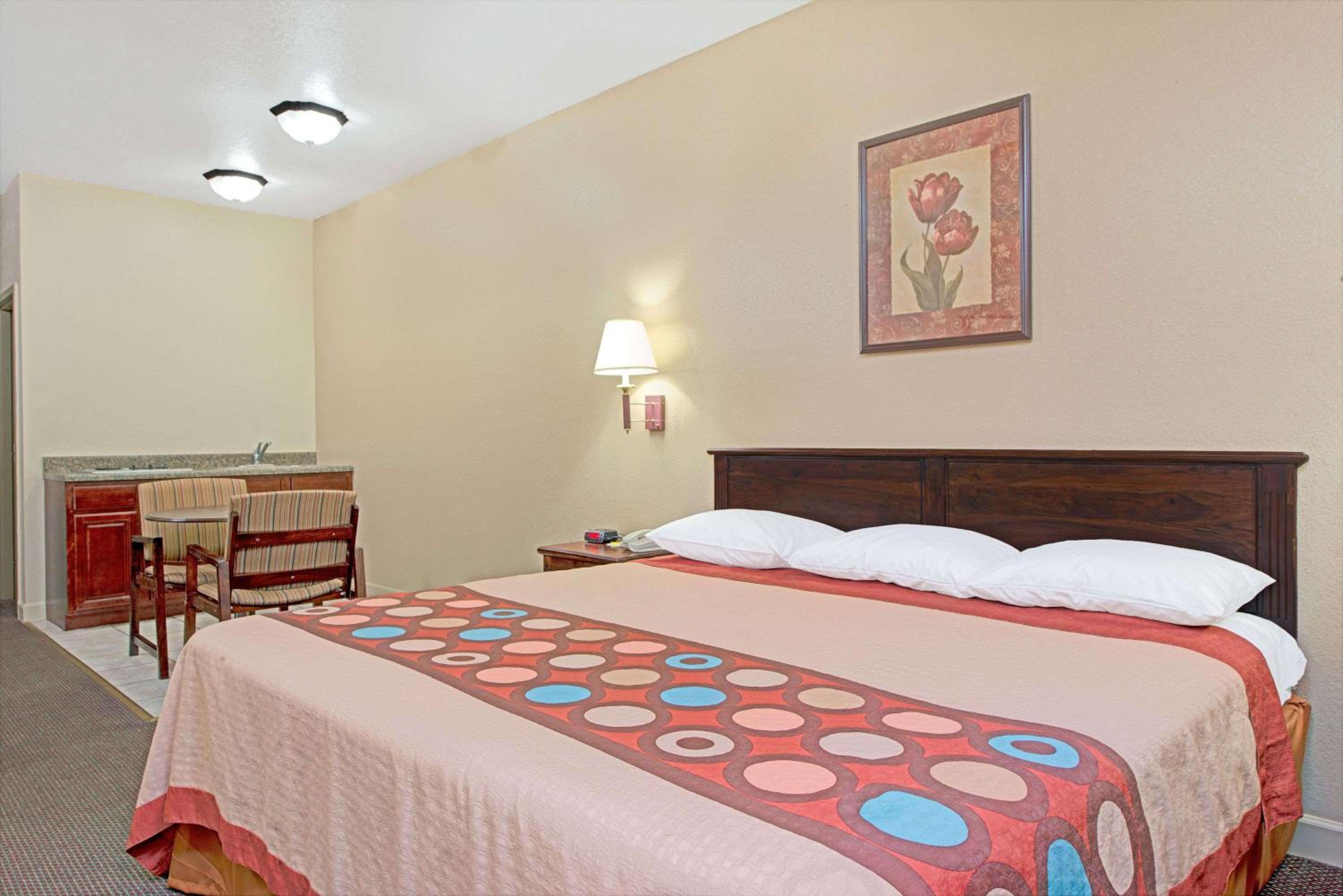 King Room - Non-Smoking - Photo 8