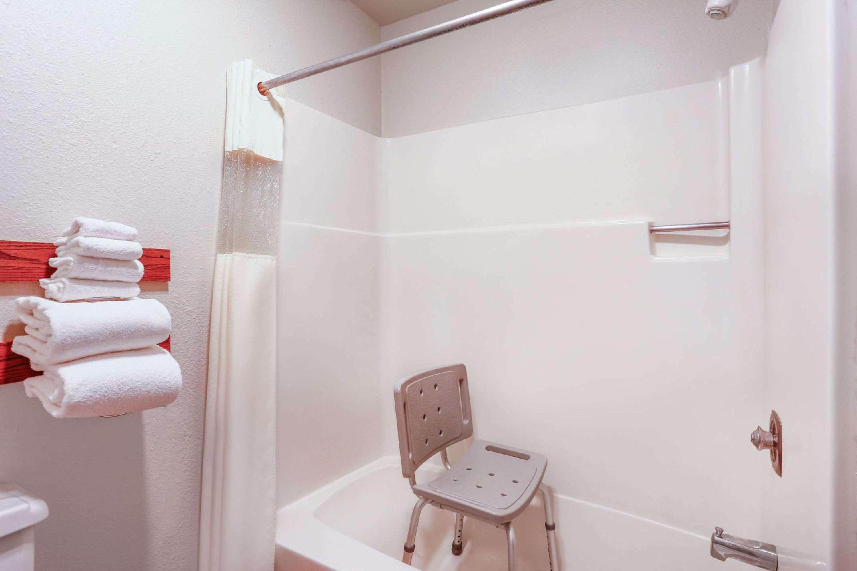 King Room - Disability Access/Non-Smoking photo 2