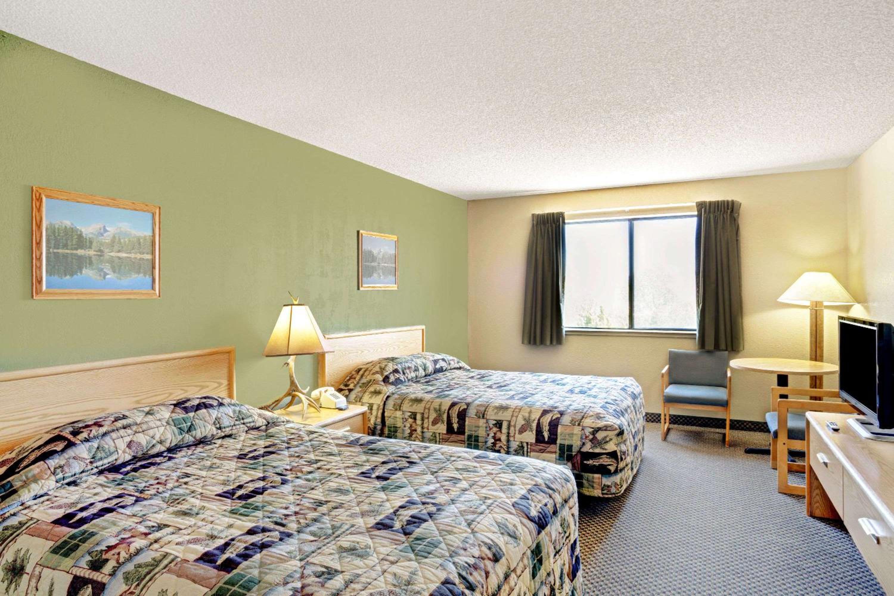 Double Room with Two Double Beds - Smoking - Photo 1