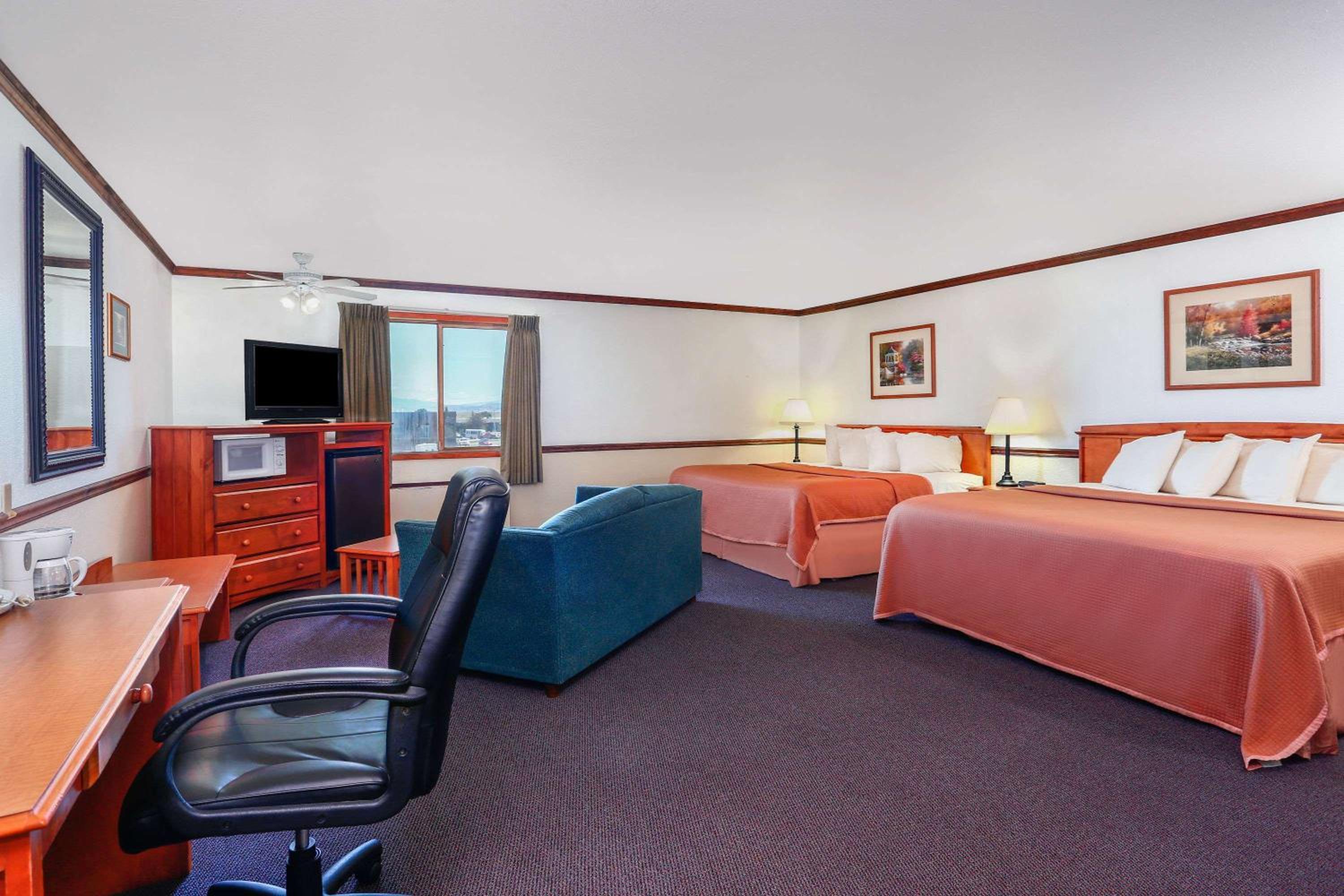 Queen Room With Two Queen Beds - Non-Smoking photo 1