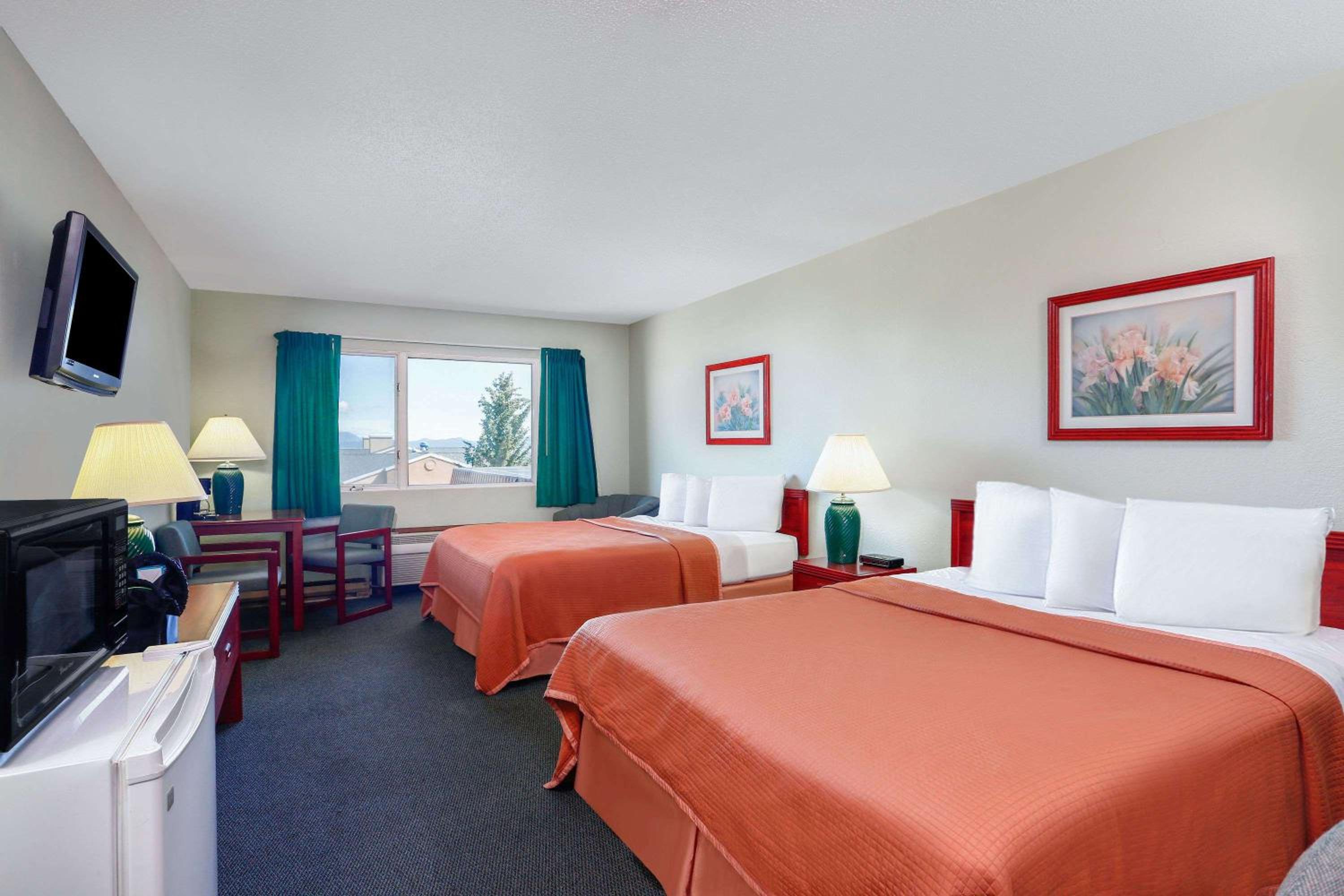Queen Room With Two Queen Beds - Non-Smoking photo 2